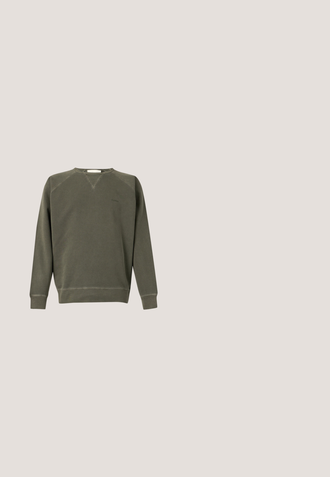Sweat-shirt vert olive à manches longues avec col rond, poignets et bas en bord-côte, coutures minimales et petit logo brodé sur la poitrine.; Veste en velours côtelé noir avec col, fermeture à boutons à l'avant et deux grandes poches. Tissu texturé avec des côtes verticales.; Pantalon bleu marine droit avec taille élastique, fermeture par bouton et cordon, présenté sur un fond uni.; Bottes Chelsea en cuir noir avec des panneaux élastiques sur les côtés, une languette pour un enfilage facile et une semelle en caoutchouc robuste avec une adhérence texturée.; Sac de voyage en cuir noir de forme rectangulaire, avec deux poignées, une bandoulière amovible et des ornements minimalistes.; Ceinture en cuir tressé noir avec boucle en métal argenté et embout en cuir sur un fond clair uni.