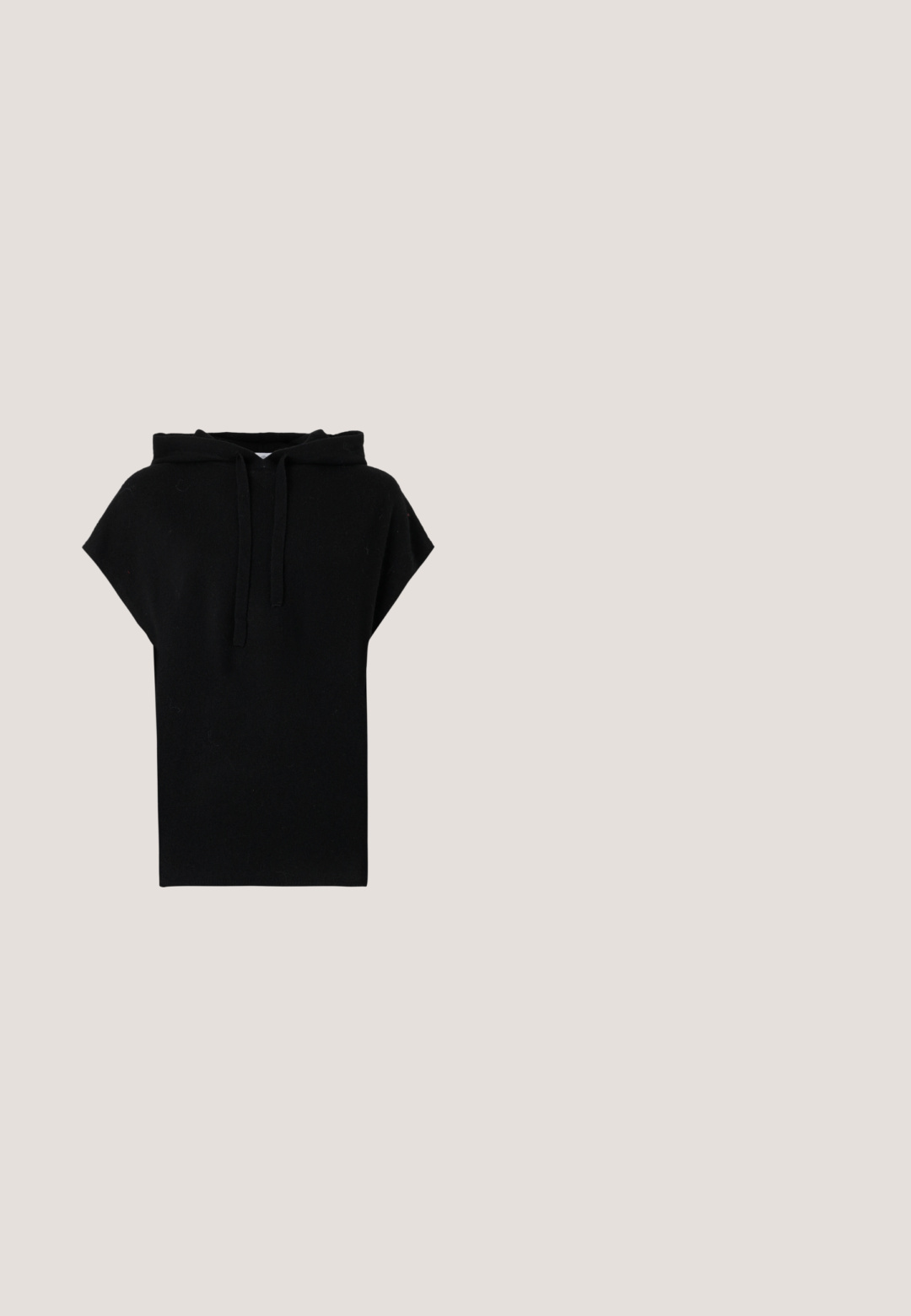 Sweatshirt à capuche noir avec des manches courtes, coupe décontractée et cordon de serrage. Texture lisse, design simple et sans motifs ni accents visibles.; Robe portefeuille noire à manches longues avec col large, ceinture à la taille et une poche avant, présentée sur fond blanc.; Escarpin en cuir verni noir avec un bout pointu et un talon aiguille délicat. Texture lisse avec un fini brillant et un design minimaliste.; Lunettes de soleil à monture carrée noire avec verres foncés, branches fines ornées de petits accents circulaires et logo "Isabel Marant" sur la branche.; Sac à main en cuir noir froncé avec bandoulière chaîne dorée et plaque logo "Love Moschino" au centre à l'avant.; Paire de boucles d'oreilles en métal argenté en forme de lettre M angulaire avec des tiges arrondies sur fond blanc.