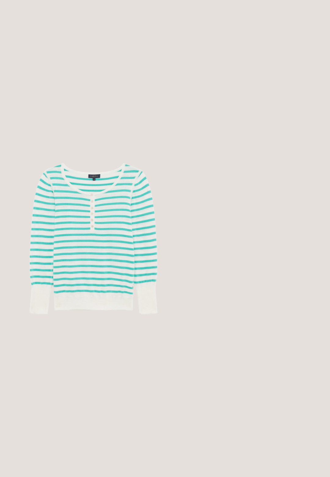 Langarm gestreept shirt in turquoise en wit, met een ronde hals, knoopsluiting en geribbelde manchetten. Zachte katoenen stofmix.; Groene button-up overhemd van zachte stof met een kraag, twee voorkruiszakken en lange mouwen met manchetdetails.; Groene, wijde broek van gladde stof, met een frontale knoopsluiting en zijzakken, in een op maat gemaakt, rechte snit.; Groene geperforeerde ballet flats met een ronde neus, platte zool en een dunne band over de wreef. Flexibel materiaal met een gestructureerd patroon.; Groene leren schoudertas met rechthoekige klep, goudkleurige sluiting en afneembare band, weergegeven op een witte achtergrond.; Gouden oorbellen met twee bloemenontwerpen, de een met blauwe en heldere stenen, de ander met groene en roze stenen. Gebogen hardware accenten.