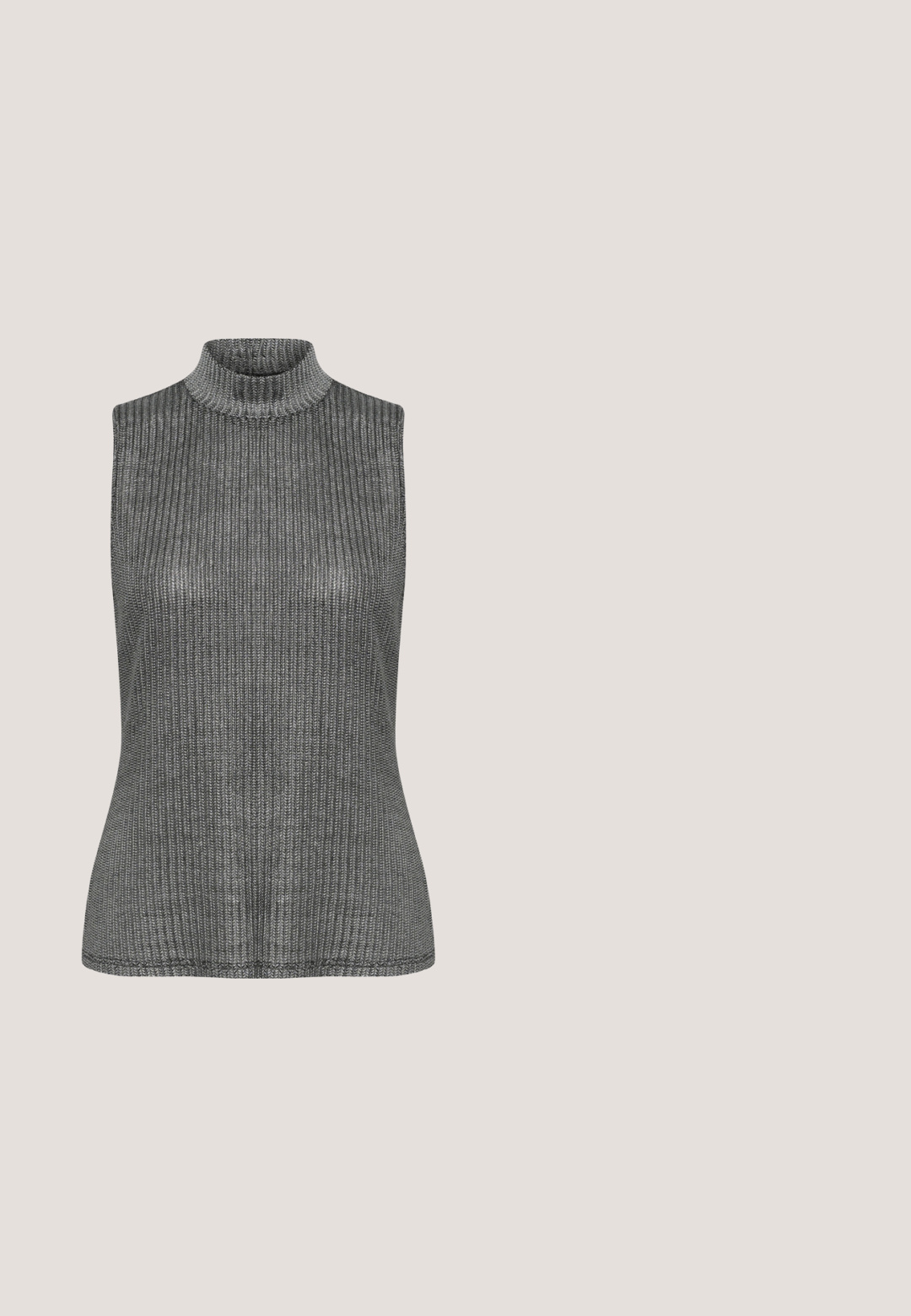 Mouwloze, geribbelde coltrui in donkergrijs, gemaakt van zachte breikstof. Heeft een aansluitende pasvorm met een hoge hals.; Zwarte oversized trui met een brede bootnek, korte mouwen en een gedrapeerd, losvallend ontwerp. Zachte, gestructureerde stof zonder zichtbare patronen.; Elastische tailleband broek met trekkoord in khaki en beige zebra patroon. Middelhoge taille, uitlopende pijpen, zachte textuur. Geschikt voor casual wear.; Zwarte leren enkellaarsjes met een gladde afwerking, voorzien van twee gespen aan de zijkant, een ronde neus en een robuuste rubberen zool.; Rechthoekige geweven stro en zwarte schoudertas met verstelbare zwarte stoffen riem en Roxy-logo op de voorflap.; Goudkleurige half-hoepel oorbellen met hamerslag, voorzien van stekers, met een getextureerd gestippeld patroon op een gebogen ontwerp.