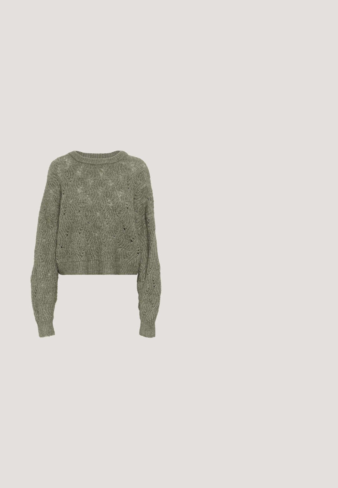 Sudadera corta en verde oliva con un patrón de tejido abierto texturizado, cuello y puños acanalados, mangas largas y un corte relajado.; Camisa marrón de manga larga con cuello alzado y botón a presión, dos bolsillos delanteros con solapa y tapeta de botones oculta.; Pantalones de pierna recta de cintura alta en verde oliva, fabricados con algodón resistente, que cuentan con bolsillos frontales y un cierre simple de botón metálico.; Mocasín de cuero negro con costura tejida a lo largo de los bordes y tacón bajo, mostrado de perfil sobre un fondo claro y sencillo.; Bolso de hombro de cuero negro con detalle de correa con hebilla, bordes curvos y costuras blancas en contraste sobre un fondo liso.; Pendientes de botón con forma de corazón negro cubiertos de pequeñas cuentas brillantes sobre un fondo claro y simple.
