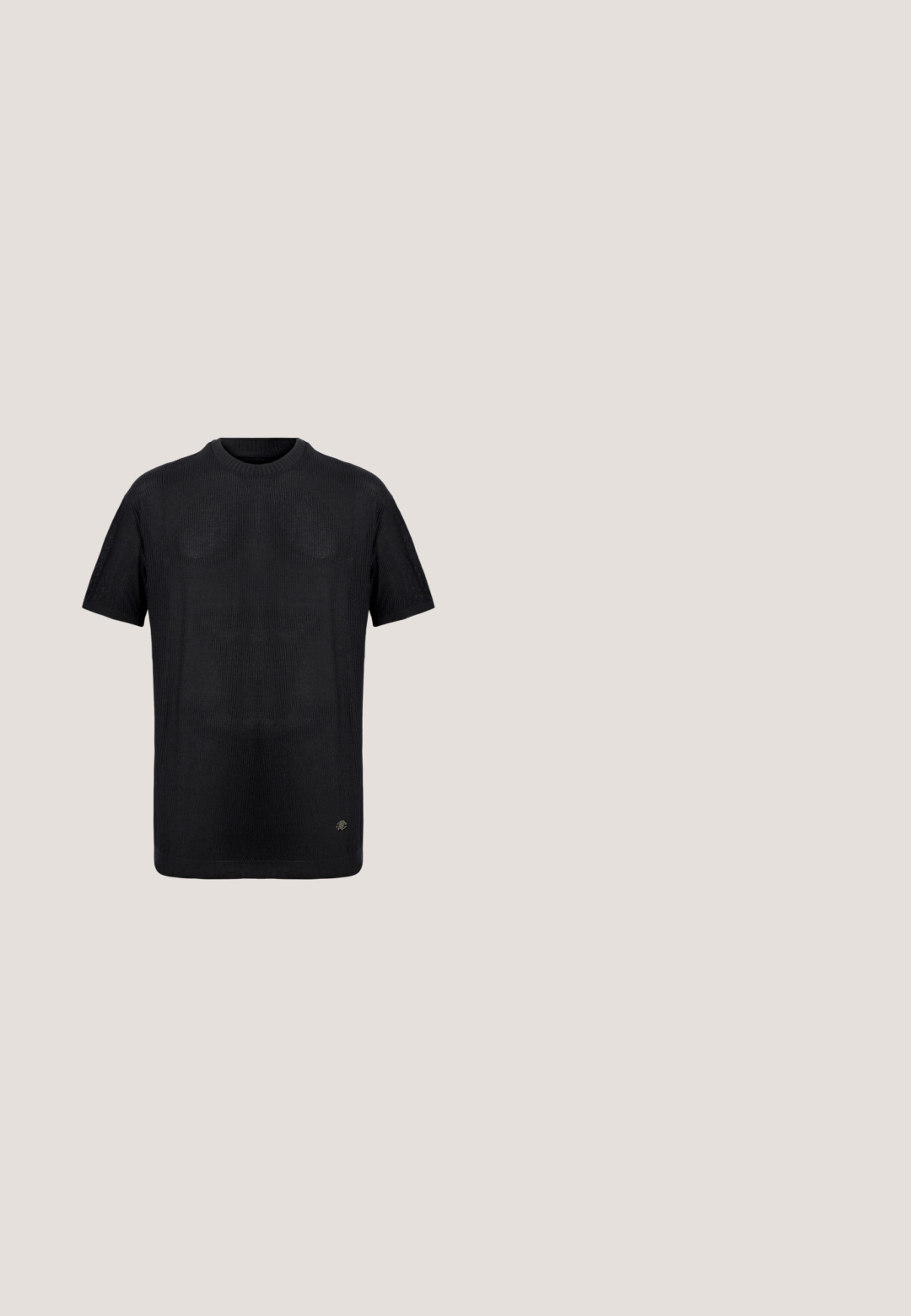 Μαύρο κοντομάνικο ριμπ πλεκτό T-shirt με στρογγυλή λαιμόκοψη και μικρό μεταλλικό λογότυπο κοντά στο κάτω μέρος σε απλό φόντο.; Ανοιχτό γκρι πουκάμισο με κουμπιά, φτιαγμένο από υφασμάτινο υλικό, διαθέτει κολαριστό λαιμό, δύο τσέπες στο στήθος και πέντε κουμπιά μπροστά.; Μαύρα σορτς μέχρι το γόνατο με ελαστική πλευρική μέση, κλείσιμο με κουμπί, θηλιές ζώνης και πλαϊνές τσέπες σε μονόχρωμο φόντο.; Μαύρο μποτάκι που φτάνει στον αστράγαλο με λείο φινίρισμα, μεταλλικές θηλιές, στρογγυλή μύτη, μαλακή επένδυση στον αστράγαλο και υφή από καουτσούκ στη σόλα. Απλός σχεδιασμός με λεπτομέρεια λογότυπου στο πλάι.; Ορθογώνια γκρι γυαλιά ηλίου με σκούρους φακούς και ένα μικρό έμβλημα στο πλαϊνό μέρος, απεικονίζονται πάνω σε απλό ανοιχτό φόντο.; Μαύρη τσάντα αγγελιαφόρου από λείο δέρμα με μπροστινή τσέπη, φερμουάρ και ρυθμιζόμενο υφασμάτινο λουρί. Το λογότυπο της μάρκας είναι ενσωματωμένο στην μπροστινή πλευρά.