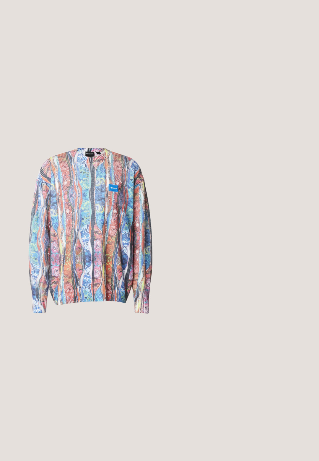 Multifarvet strikket trøje med lange ærmer og lodrette abstrakte mønstre i blå, orange og rosa toner, med en lille blå patch med brandlogo.; Blå kortærmet T-shirt lavet af bomuld. Har stort hvidt tekst "Fubu" med rød kontur og nummeret "05" nedenunder i hvidt med rød kontur.; Blå glitrende shorts med snøring i taljen, der har en løs pasform og knælængde, lavet af blødt, struktureret stof.; Højtop atletiksko med en hvid læderoverdel, blå og sort zebra-print design, og en lys blå gennemsigtig sål.; Lyseblå denimtaske med to håndtag og en rød silhuet af et løbende tegneserie-dyr foran.; Farverig perlekæde med varierede former og størrelser, med metalliske accenter og små dekorative charms. Overvejende multicoloreret.