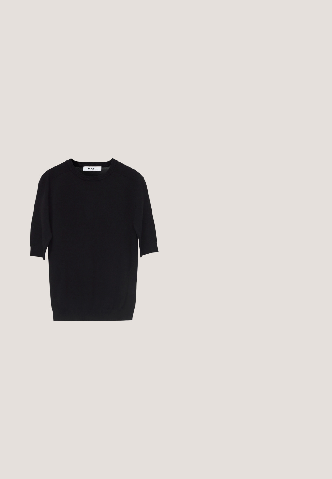Sort kortærmet t-shirt med rund halsudskæring, ribstrikkede ærmeafslutninger og kant, lagt fladt på en lys baggrund, mærkat med teksten "DAY".; Dobbeltbreasted sort blazer kjole lavet af glat stof, med satin klap, to klaplommer og seks frontknapper.; Hvid læderhæl sandal med bred rem og tåpost, vist udendørs på en overflade med træ og grusfliser med grønt i baggrunden.; Sort læder crossbody taske med struktureret overflade, lynlås-lukning, justerbar rem og metallisk logo på forsiden.; Øreringe i guldfarvet metal med glatte, aflangt dråbeformede vedhæng, der hænger fra små creol-låse på en hvid baggrund.; Hvidt læderbælte med stor sølvspænde og tre slanke gyldne ringe på en ensfarvet hvid baggrund.