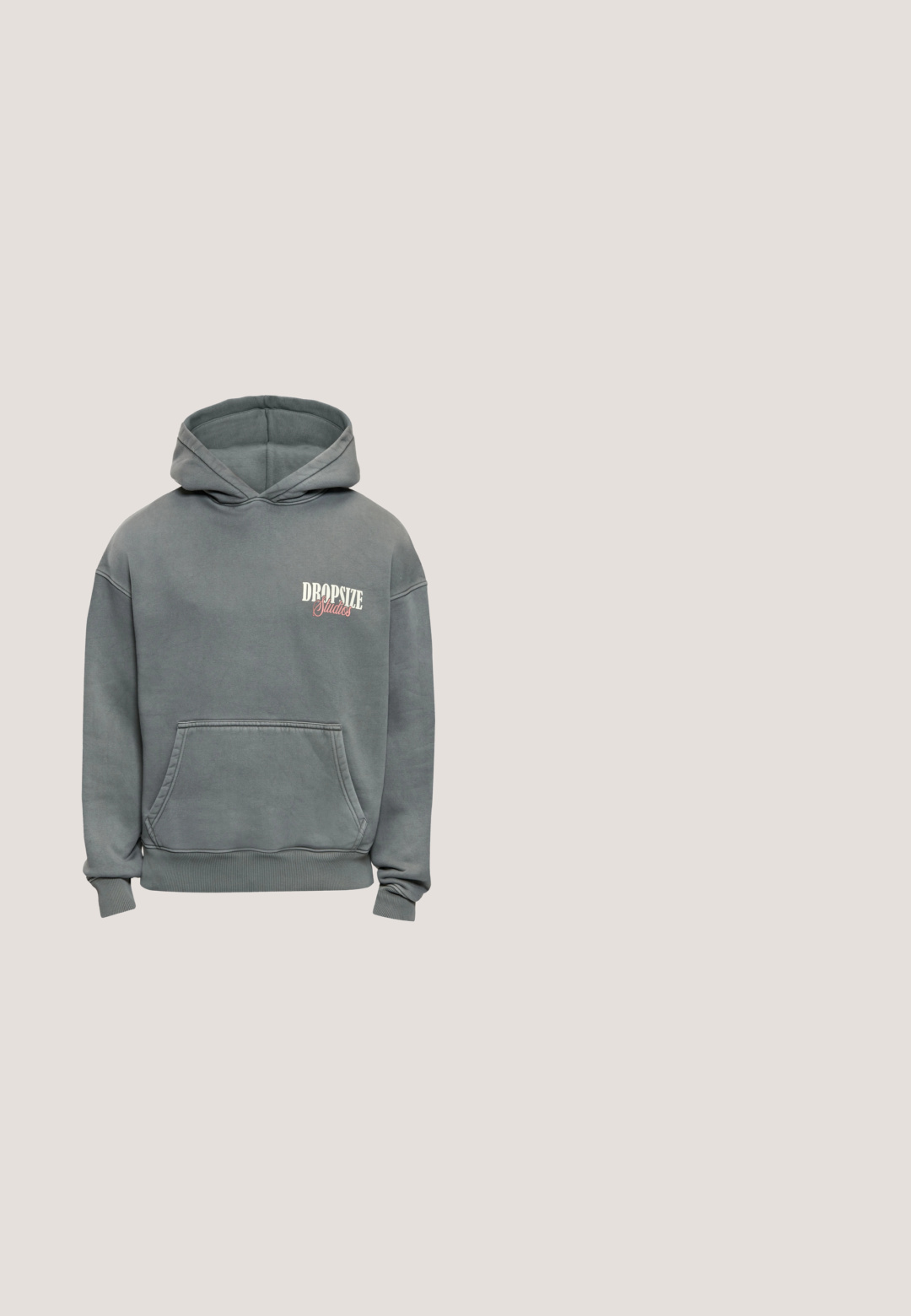 Grauer Kapuzenpullover mit Fronttasche und "Dropsize Studios"-Logo in Weiß und Pink auf der linken Brustseite.; Weißes kurzärmeliges T-Shirt mit kleinem schwarzem "PEGADOR"-Logo und einem Blattmotiv auf der oberen linken Brust sowie einem kleinen Etikett am unteren Saum.; Blaue gerade geschnittene Denim-Jeans mit Fronttaschen, Gürtelschlaufen und Knopfverschluss.; Beiger Wildleder-Sneaker mit niedrigem Schaft, beiger Gummisohle, Schnürverschluss und dezentem „C.P. Company“-Branding an der Seite.; Dunkelgrüne Gürteltasche mit zwei Reißverschlussfächern und verstellbarem Riemen, dargestellt vor einem schlichten hellen Hintergrund.; Person, die ein schwarzes Hemd trägt, hält mit der rechten Hand ihr linkes Handgelenk und zeigt ein silbernes Kreuz-Armband sowie einen silbernen Ring mit schwarzem Gesicht.