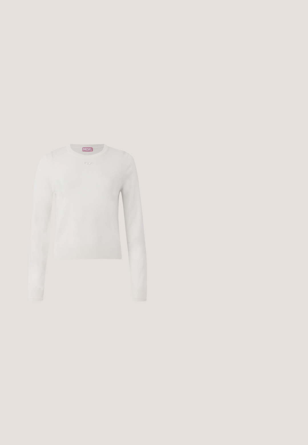 Pull à manches longues blanc avec un col rond. Fabriqué dans un matériau doux. Présente un petit logo discret sur la poitrine. Design simple et minimaliste.; Débardeur blanc à texture côtelée, encolure ronde, sans manches et orné d'un logo argenté sur la poitrine. Étiquette de marque rouge au col.; Jeans évasés bleu foncé avec une taille ajustée, un design à cinq poches, une légère décoloration sur les cuisses et une fermeture à bouton métallique à la taille.; Chaussure slingback femme en cuir noir avec bout pointu et talon bloc épais et haut sur fond blanc.; Sac à main en cuir noir avec un design froncé et un détail en forme de nœud sur le devant. Dispose d'une poignée courte et d'accents de quincaillerie argentée.; Boucles d'oreilles en résine noire avec une finition brillante et des accents en métal argenté. Forme circulaire avec une découpe et une fermeture à tige.