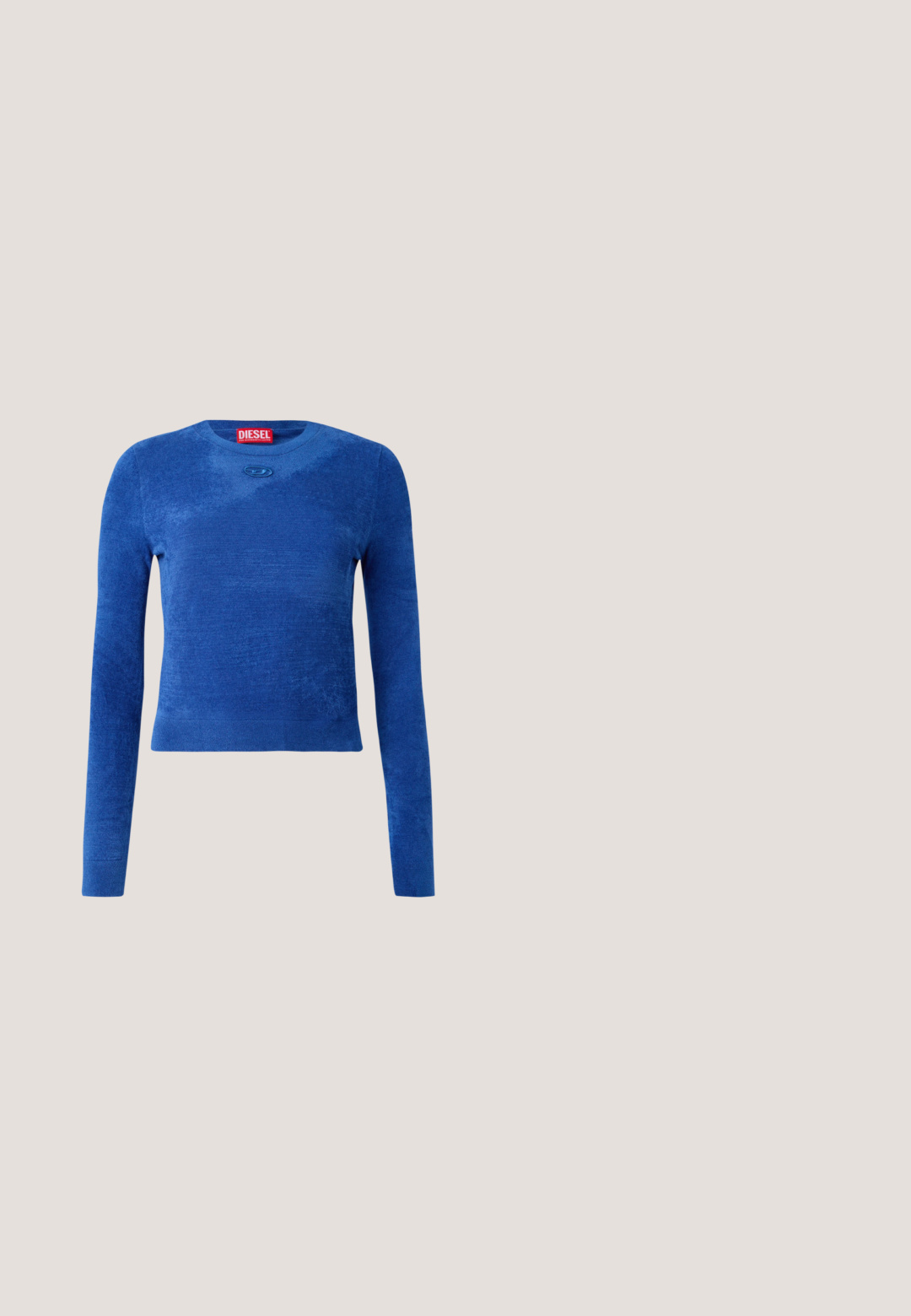 Sinine pika varrukaga lühike sviiter ümarate lõhikute ja peene mustriga, väikese ovaalse logo embleemiga kaeluse all.; Denim jean jope, mis on sinise ja halli segu, millel on tõmblukuga esiosa, pikad varrukad ja ainulaadne abstraktne muster. Tekstuuriga kangas.; Tumesinised teksapüksid sirge säärega, esikinnise ja küljetaskutega. Pehme tekstuur ja veidi pleekinud viimistlus.; Must mustaankeliga mustad võrgukudumid, terava koonuga, lukuga ja väikese kontsaga. Omab dekoratiivset pandlat varvaste lähedal.; Hõbe käekott, millel on struktureeritud disain, kahe sangaga, läikiva tekstuuriga, aksessuaaride detailidega ja kolmnurkse logoga esiküljel.; Guess STYLISH  - Kõrvarõngad - silver-coloured