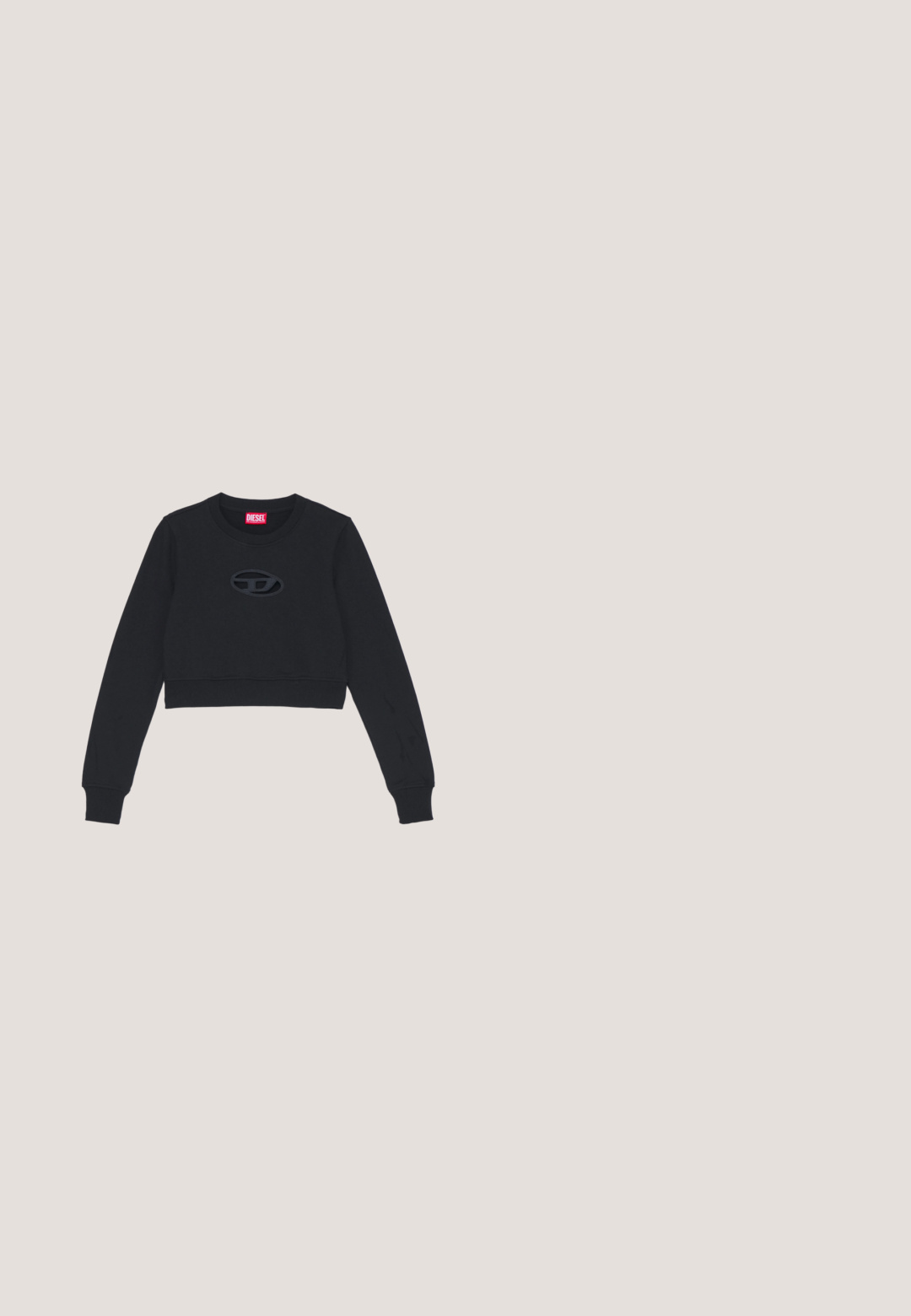 Sudadera recortada negra hecha de algodón suave. Presenta mangas largas, un cuello redondo y un logo texturizado en el centro.; Camisa deportiva de manga corta negra con ribetes blancos, escudo de Replay FC, gran texto blanco "REPLAY" y pequeño logo rojo de Replay en el pecho y en la manga.; Diesel TAIL - Vaqueros pitillo - denim; Zapatillas deportivas negras con empeine de ante y material sintético, con un diseño texturizado, puntera redondeada y suela plana. Acento de logo plateado en el lateral.; Bolso de mano de lona multicolor con gráfico de gato y texto impreso, que presenta una forma curva, un asa superior y acentos decorativos de cordones.; Pendientes de aro en tono plateado con diseños entrelazados, una superficie texturizada y adornados con pequeñas piedras preciosas brillantes.