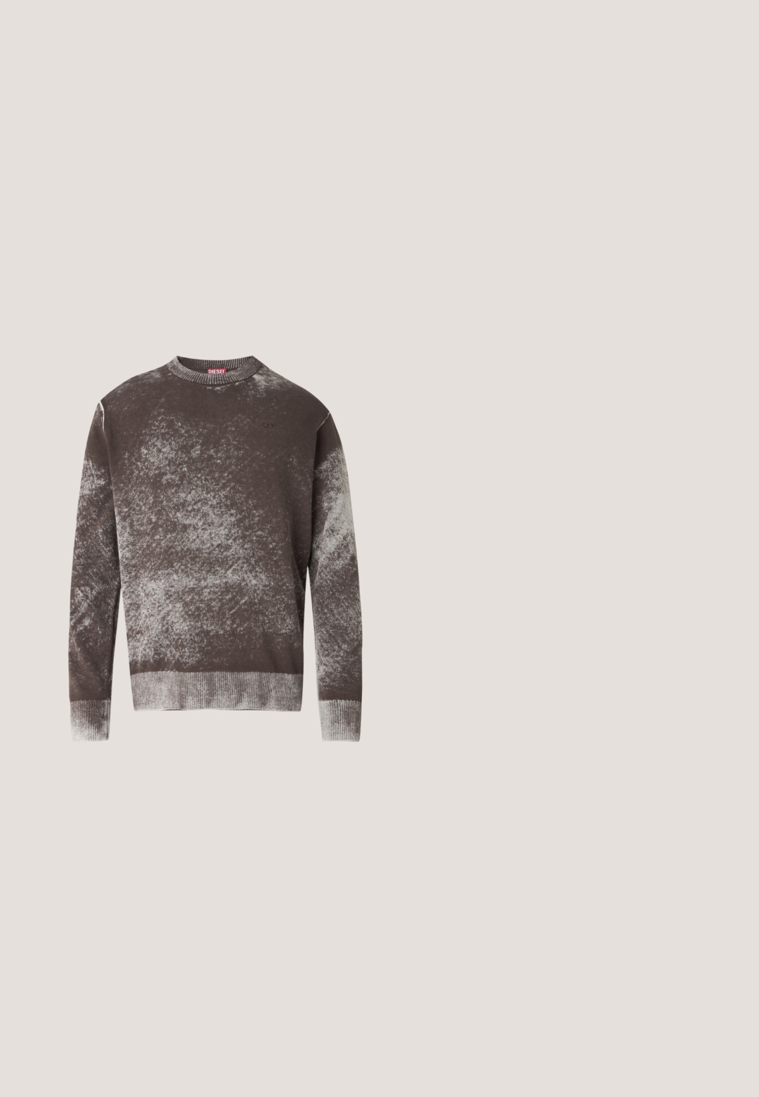 Brun og grå pletmønstret langærmet rundhalset sweater med ribbedkanter på ærmer og kant, med en lille broderet logo på brystet.; Lys grå button-up skjortejakke lavet af glat stof, med to brystlommer, broderet logo og en afslappet pasform.; Lyseblå denimjeans med høj talje, brede ben og markante revner ved knæene. Har frynset kant og subtil fading.; Brun læderstøvle med snørebånd, sort tåhætte, rund sål og mærket detalje på siden mod ensfarvet baggrund.; Mørkegråt bandana med hvidt paisleymønster, små prikker og "BOSS"-logo i to hjørner på en ensfarvet baggrund.; Brun læderbælte med en børstet metalspænde, har en glat tekstur og et klassisk design. Remmen bliver smallere mod enden.