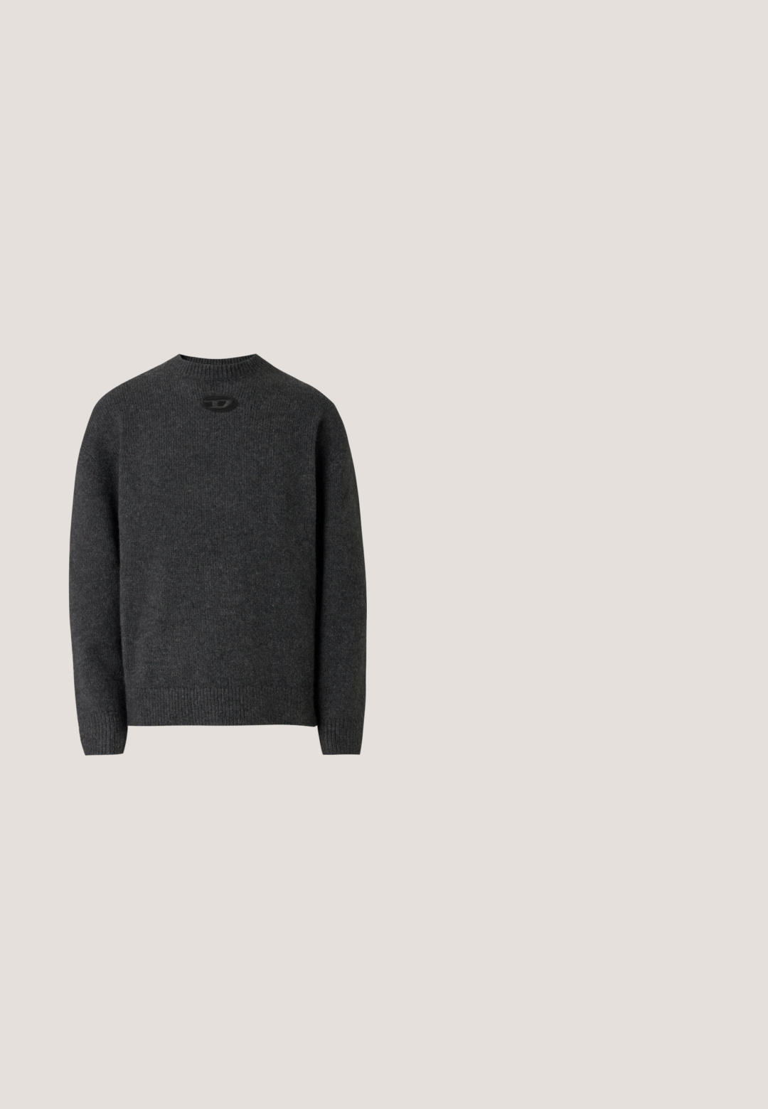 Suéter gris oscuro hecho de tela de punto suave, con cuello redondo y puños y dobladillo acanalados. Incluye un pequeño detalle de logo en la parte trasera.; BOSS CRAIG - Camisa - medium beige; Jeans ajustados de color azul con un ligero desgastado en los muslos, cremallera frontal, cierre de botón y diseño de cinco bolsillos, incluyendo un pequeño bolsillo con la marca.; Zapatilla deportiva negra de corte bajo con suela blanca y lengüeta en el talón, cordones negros y pequeño logo de Tommy Hilfiger en el lateral, situada en un entorno interior moderno.; Bolso bandolera de cuero negro con textura de grano, correa ajustable, logo de Tommy Hilfiger y emblema metálico de bandera en el frente.; Pulsera de cadena de cuerda retorcida de oro con cierre de langosta sobre un fondo claro y liso.