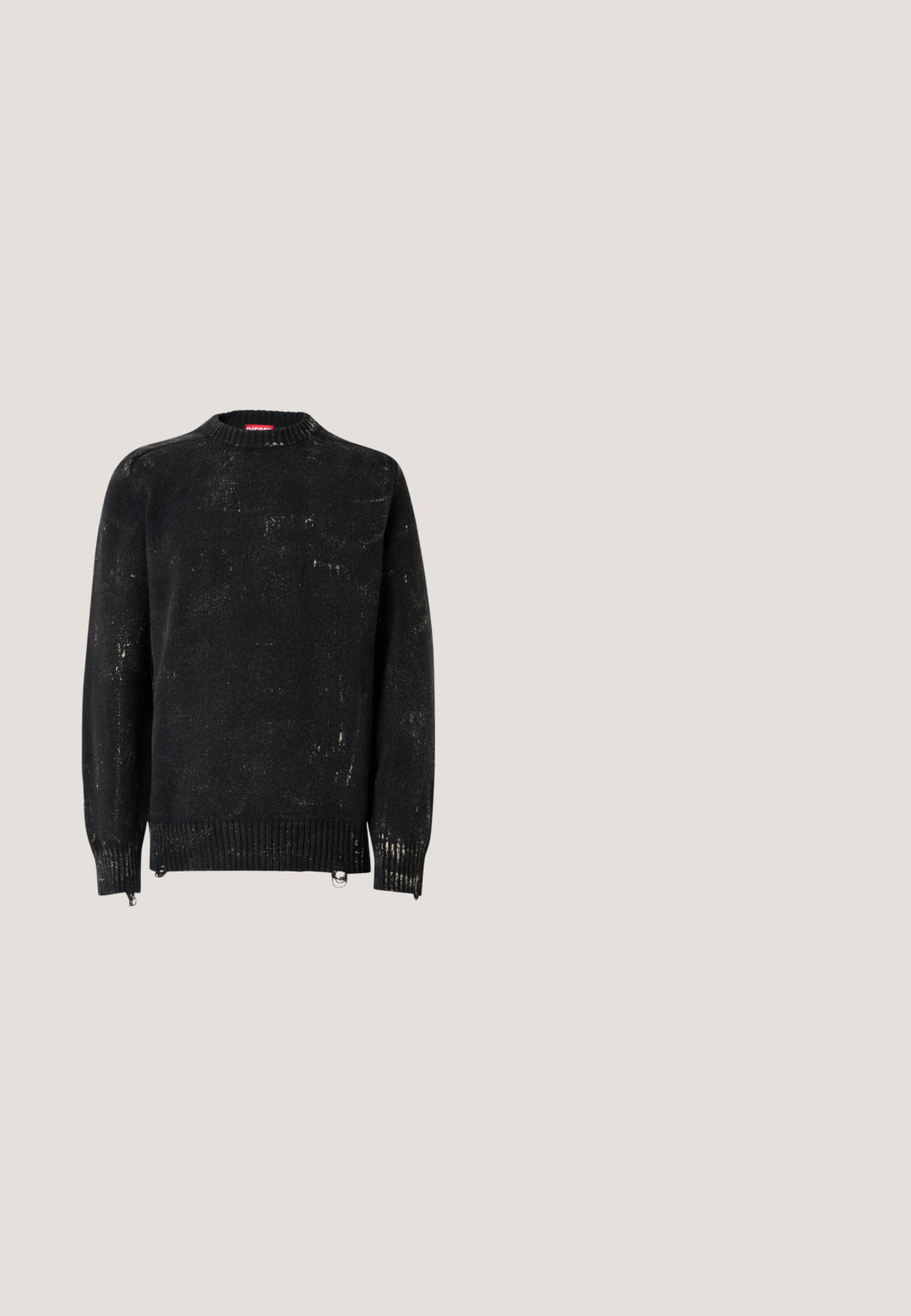 Pull noir en maille avec un col rond, des poignets et un ourlet côtelés. Présente une texture usée avec des marques plus claires. Fermetures éclair latérales pour ajustement.; T-shirt Diesel noir à manches courtes avec petit motif floral et lettre D sur la poitrine gauche et étiquette Diesel rouge à l'intérieur du col.; Jean en denim bleu foncé avec une coupe droite, cinq poches et des détails de couture subtils. Équipé d'un bouton en métal et d'une fermeture éclair.; Botte de combat noire en cuir à lacets avec dessus à motifs, semelle épaisse et bout arrondi, vue du côté droit sur un fond clair.; Sac bandoulière en cuir noir avec sangle réglable, fermeture à rabat et petite plaque métallique avec logo à l’avant.; Ceinture noire Diesel avec grand texte logo blanc, boucle rectangulaire en argent, et détail de boucle métallique brandée, enroulée sur un fond clair.