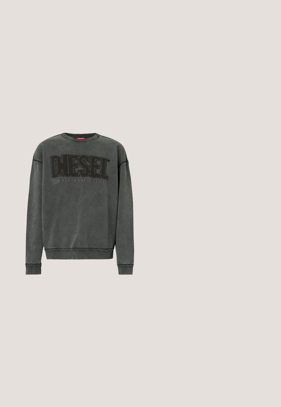 Kohlegrauer Sweatshirt mit langen Ärmeln, gerippten Bündchen und Saum, mit großen schwarzen "DIESEL"-Text und dem kleineren "For Successful Living" darunter.; Schwarze und graue Jacke mit einer kragenförmigen Gestaltung, die ein geometrisches Muster und zwei Vordertaschen aufweist. Der Stoff wirkt strukturiert und geschichtet.; Herren-Jeans aus dunkelgrauem Denim mit geradem Bein, vorne mit Knopf- und Reißverschluss, Gürtelschlaufen und klassischem Fünf-Taschen-Design.; Lacoste Sneaker in Dunkelgrau aus Mesh und Synthetikmaterial, mit einer strukturierten Sohle und braunen Akzenten am Kragen und Logo.; Schwarze übergroße Sonnenbrillen mit matter Oberfläche, rechteckigen Gläsern, metallic Details an der Brücke und dicken Bügelarmen mit Branding.; Schwarze Umhängetasche aus Nylon mit blauem Träger, ausgestattet mit Klappverschluss, verstellbarem Träger und Logodetail auf der Vorderseite. Kompakte rechteckige Form.