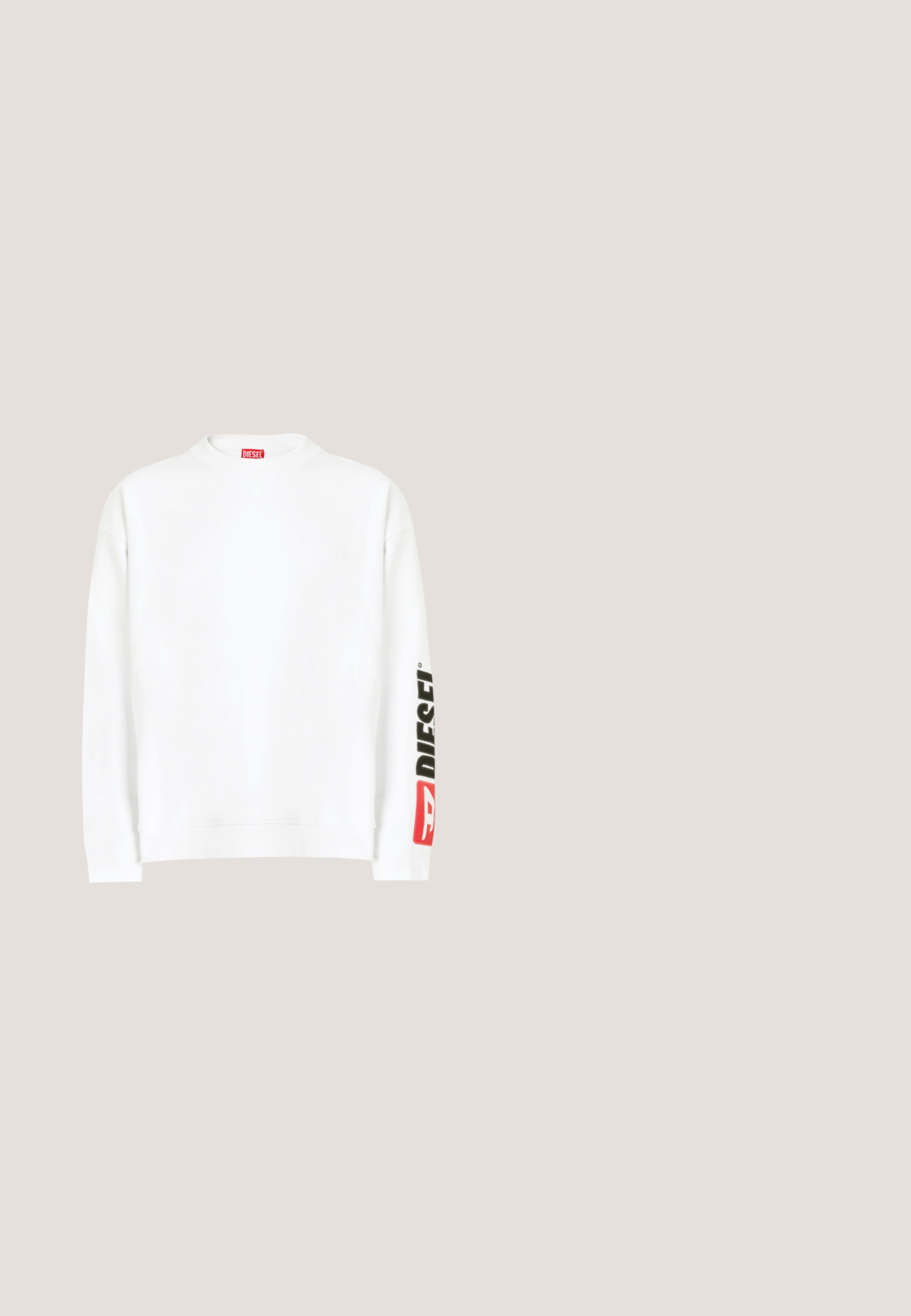 Sweat-shirt blanc à col rond, avec un logo "DIESEL" rouge et noir sur la manche gauche. Confectionné en tissu doux et lisse.; T-shirt noir avec un grand motif abstrait gris clair sur le devant. Manches courtes et encolure ronde classique. Matière en coton.; Jean en denim bleu foncé avec un léger délavage, coupe droite, cinq poches et des détails de couture contrastés.; Baskets Diesel noires et grises avec semelle épaisse, système de laçage à bascule et design texturé sur fond gris clair uni.; Lunettes de soleil hexagonales noires avec des verres dégradés. Accents métalliques rouges et argentés sur la monture. Design élégant avec une finition brillante.; Ceinture noire présentant un design texturé avec un logo en relief bien visible. Le matériau semble lisse avec une finition en cuir.