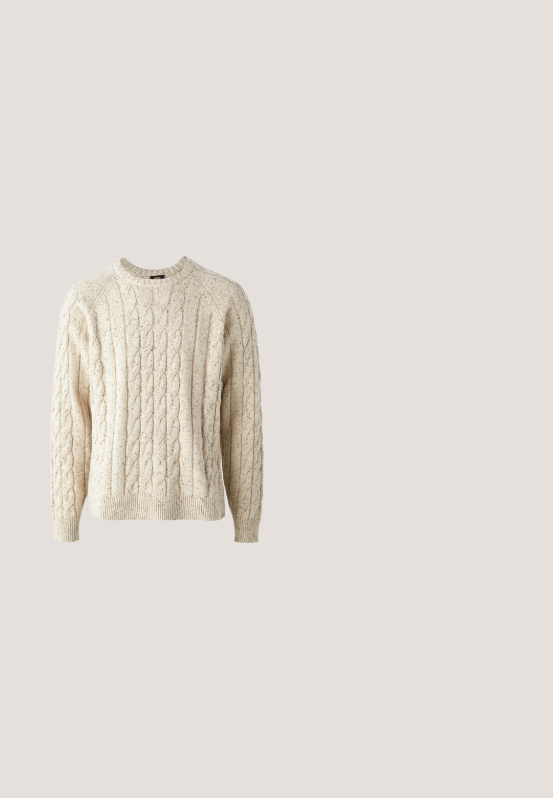 Cremfarbener Kabelstrickpullover mit Rundhalsausschnitt, strukturiertem Muster und gerippten Bündchen und Saum. Hergestellt aus weicher, dicker Wolle.; Helle beige Arbeitsjacke aus Baumwollstoff, mit Knopfleiste, spitzem Kragen, zwei Brusttaschen, zwei unteren Taschen, braunen Knöpfen und Ziernähten.; Dunkelblaue Denim-Jeans mit geradem Schnitt, Fünf-Taschen-Design und Knopfverschluss. Merkmale sind dezente Ausbleichungen und Kontrastnähte.; Sneaker aus weißem Leder mit einer beigen Zehenkappe und leichter brauner Gummisohle. Verfügt über flache weiße Schnürsenkel und geprägtes Branding an der Seite.; Grüne Stoff-Umhängetasche mit braunen Lederakzenten, einer Vorderklappe, verstellbarem Schultergurt und Reißverschlussverschluss an der Oberseite. Ausgestattet mit goldenen Beschlägen.; Brauner Ledergürtel, zusammengerollt mit einer silbernen Schnalle, auf der "JACK & JONES" eingraviert ist, vor weißem Hintergrund.