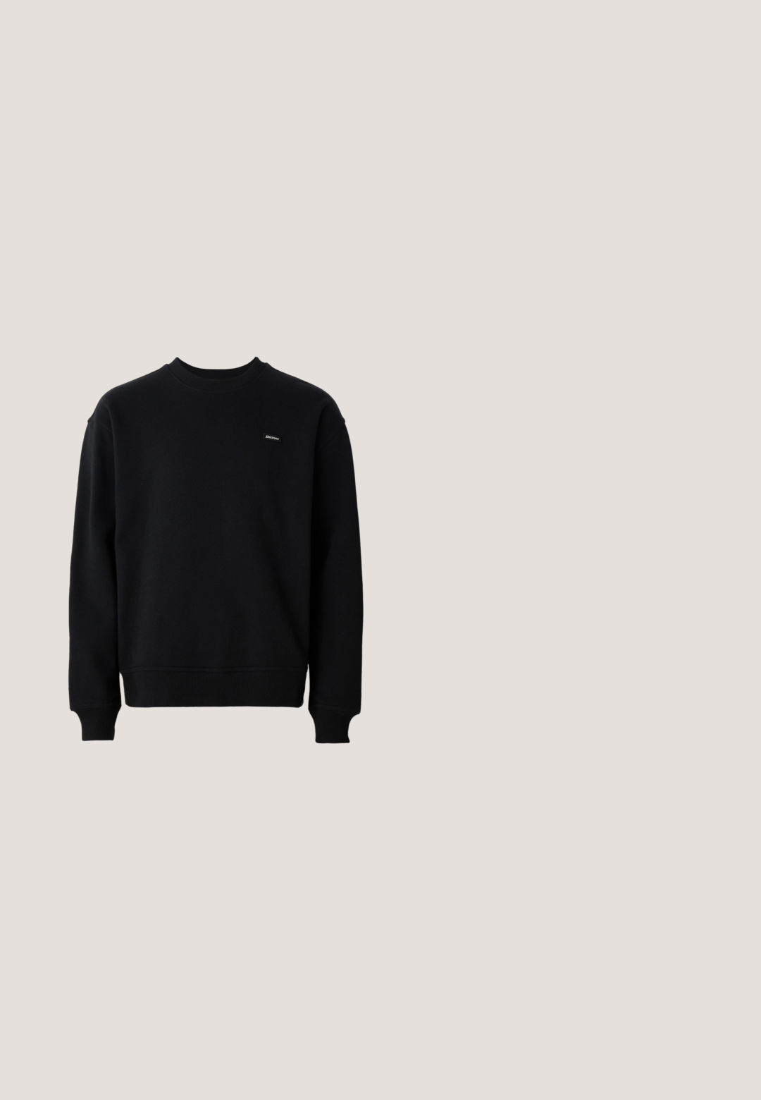 Schwarzer Sweatshirt aus Baumwollmischung mit Rundhalsausschnitt, gerippten Bündchen und Saum, mit einem kleinen Logo auf der Brust.; Beiges Hemd mit langen Ärmeln und Knöpfen, mit Button-Down-Kragen, Brusttasche auf der linken Seite und sichtbarem roten Etikett an der Taschennaht.; Schwarze Jeans im geraden Schnitt mit fünf Taschen, Gürtelschlaufen und einem Knopfverschluss an der Taille, flach auf einem weißen Hintergrund ausgelegt.; Brauner Wildleder-Sneaker mit dicker brauner Sohle, mintgrünen Schnürsenkeln, gepolstertem Kragen und Logodetail an der Ferse. Flaches Design.; Grauer gestrickter Infinity-Schal mit Rippenstruktur und kleinem Logo-Patch. Der Stoff wirkt weich und elastisch.; Schwarzer Leder-Gürtel mit einer rechteckigen Schnalle. Hat eine glatte Textur und gestickte Details. Logo auf der Schnalle geprägt.