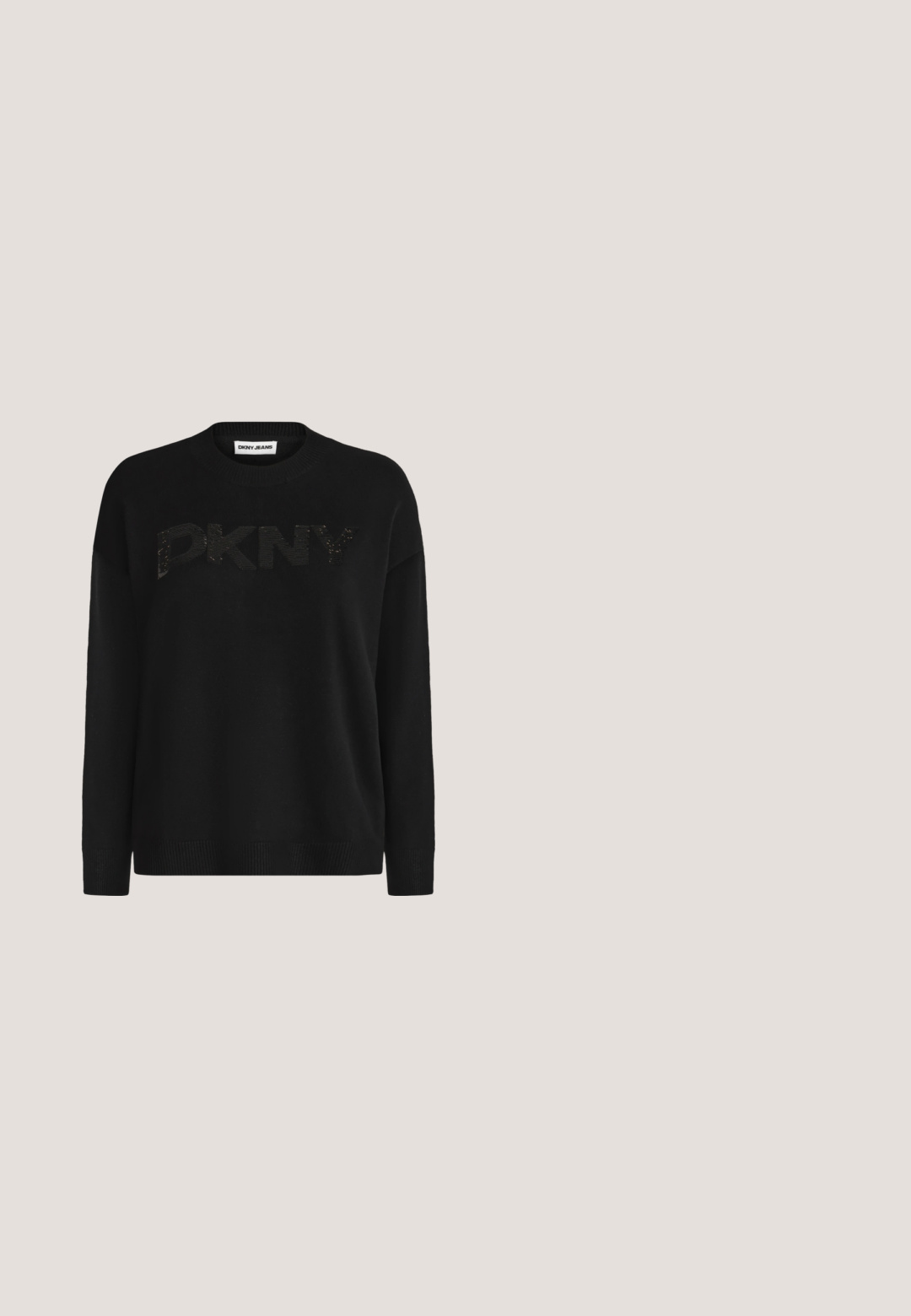Zwarte DKNY trui met lange mouwen, een geribde ronde hals, manchetten en zoom, met een subtiel glanzend DKNY-logo op de borst.; Ingekorte button-up shirt in lichtblauw met verticale witte en roze strepen, voorzien van twee borstzakken en een geborduurd logo-detail.; Blauwe rechte spijkerbroek met voorzakken, riemlussen en een knoopsluiting op een witte achtergrond.; Zilveren en tan suède sneakers met een gestructureerde rubberen zool, beige veters en een gele logo-print aan de zijkant.; Kleine witte schoudertas met een enkele verstelbare schouderband en een ritsafsluiting, geplaatst tegen een effen witte achtergrond.; Zilverkleurige hoepel oorbellen met een glad, rond ontwerp en een kleine accentstreep in rood, wit en blauw. Veilige studsluiting.