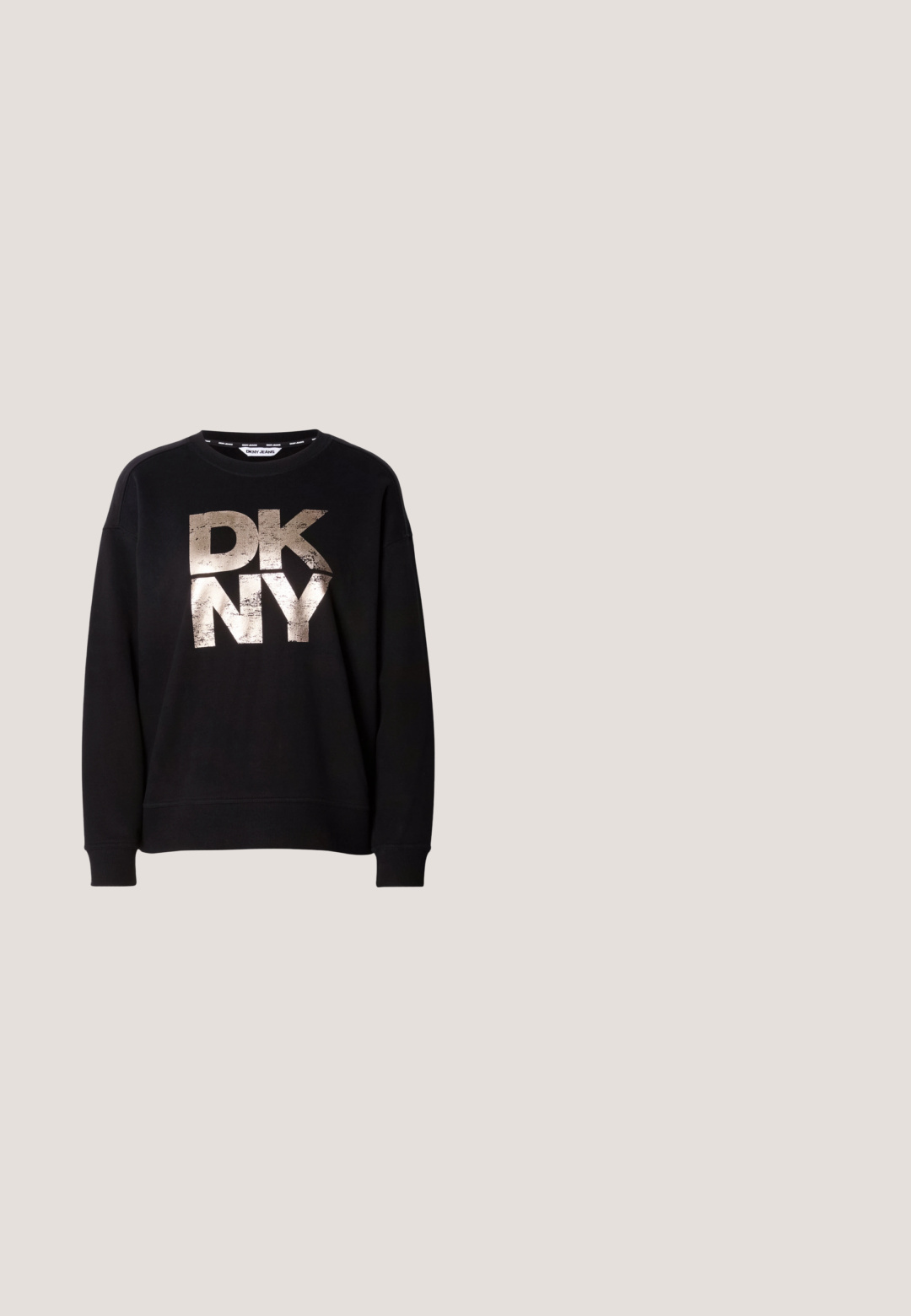 Musta collegepaita, jossa on suuri, kulunut metallinhohtoinen kultainen "DKNY" -logo. Pitkähihaiset ja ribbaatut hihansuut, rento istuvuus.; Valkoinen puuvillainen t-paita lyhyillä hihoilla, jossa on musta graafinen "K" -kuvio neliössä, jossa on viivoja, pyöreä pääntie, rento istuvuus.; Vaaleanharmaat korkeavyötäröiset farkut, joissa on hieman kapeneva lahje. Valmistettu kuluneesta denim-kankaasta, ja niissä on viisi taskua. Edessä nappikiinnitys.; Paksupohjaiset tennarit, joissa mustaa verkkoa ja valkoista nahkaa, pilkullinen kuvio, hopeanvärinen kantanauha ja ruskea kumipohja aaltoilevalla kuviolla.; Oliivinvihreä olkalaukku mustalla reunalla ja hihnalla, läppälukko ja hopeinen "Karl" -allekirjoitus yksityiskohtana etupanelissa.; Kullattu sävyiset korvakorut, joissa on sylinterimäinen muotoilu, koristeltu pyöreillä kirkkailla kiteillä, jotka on järjestetty ruudukkomuotoon, ja niillä on kiiltävä pinta.