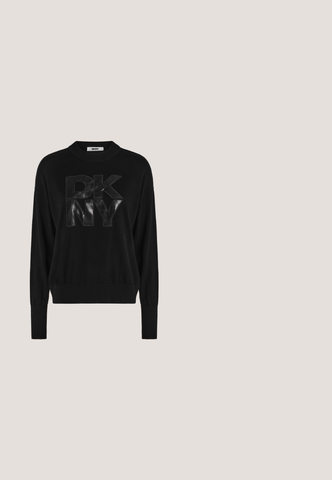 Pull noir à manches longues avec poignets et ourlet côtelés, présentant de grandes lettres embossées "DKNY" sur le devant.; Veste en denim bleu foncé avec un motif subtil en losange sur l'ensemble, boutons-pression à l'avant, poche poitrine et texte "KARL LAGERFELD JEANS" sur la poche.; Jeans larges noirs texturés avec poches avant et fermeture à bouton sur fond uni.; Chaussure noire en cuir à bout pointu et talon kitten, avec un petit détail logo métallique près de la pointe et une signature délicate au talon.; Sac à bandoulière en cuir noir avec une fine sangle réglable, fermeture éclair et petit logo métallique « GUESS » au centre devant.; Boucles d'oreilles clous en forme de cœur argenté avec de petites pierres claires en forme de cœur au centre sur un fond blanc.