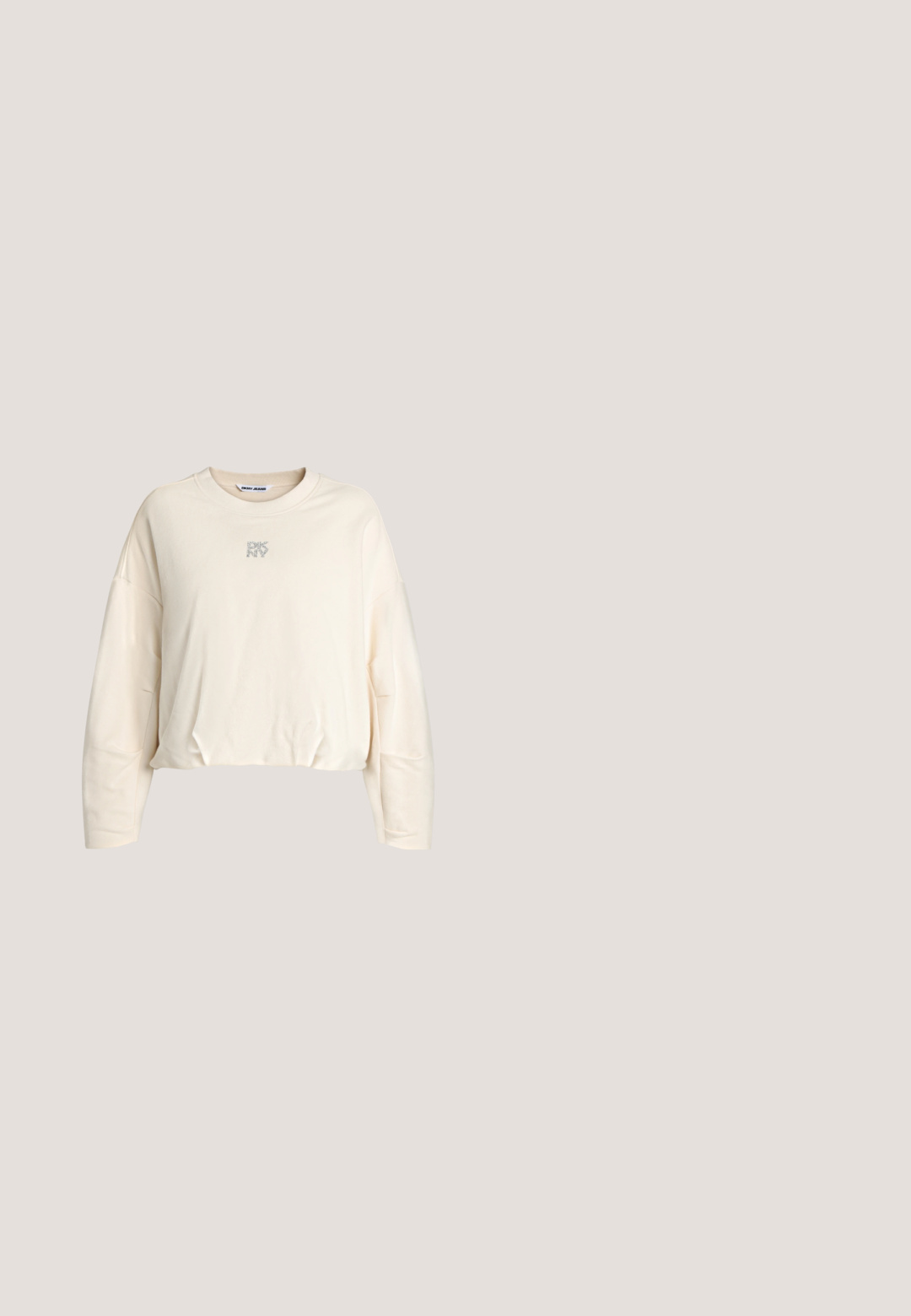 Sweat-shirt court à manches longues couleur blanc cassé, col rond et petit logo DKNY argenté centré sous l'encolure.; T-shirt beige clair à manches courtes avec col rond, petit logo blanc "BOSS" sur le côté gauche de la poitrine et étiquette noire au col avec détail orange.; Pantalon beige à jambes larges avec taille élastique et détails de couture minimalistes, présenté sur un fond clair uni.; Baskets beiges avec des accents clairs, bout arrondi, dessus texturé, lacets plats et semelle rembourrée. Présentent un logo sur le côté.; Sac fourre-tout en toile blanche avec deux longues anses et un logo en relief. Le sac présente une forme rectangulaire et une texture lisse.; Collier délicat en chaîne d’or avec un petit pendentif en forme de cœur, une perle et de minuscules éléments décoratifs sur fond blanc.