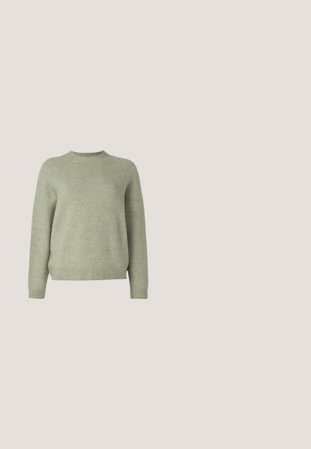 DRYKORN PEMIRI - Striktrøje - green; Langærmet skjorte med knapper med brede, horisontale beige og lysebrune striber og spidse kraver.; Sorte bukser med vide ben lavet af et glat stof. Har en flad front, uden synligt hardware, og sidelommer. Lige kanter.; Olivengrøn læder ankelstøvle med spids tå og 4 cm blokeret hæl; glat tekstur og minimalistisk design med lynlås-lukning.; Sort kosmetikpose med en glat tekstur, afrundet form, lynlås lukning og et lille logo patch med røde, hvide og blå detaljer.; Runde stud øreringe med klare ædelstene, sat i metal med sølvtoner. Hver ørering har fire klør, der holder stenene sikkert.