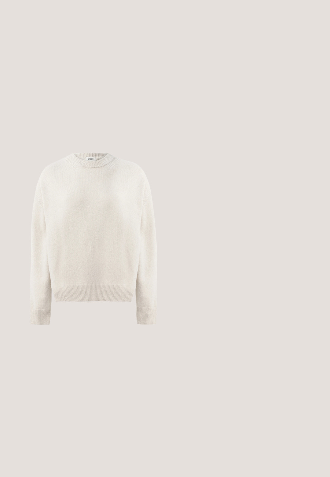 Crème-kleurige gebreide trui met lange mouwen, geribbelde manchetten, zoom en ronde halslijn, gelabeld met "DRYKORN" aan de binnenkant van de kraag.; Lichtblauw geribd mouwloos tanktopje met ronde hals en Drykorn-label aan de achterkant van de kraag, plat gelegd op een witte ondergrond.; Donkerbruine knielange A-lijn rok met een gladde textuur en een zijritssluiting op een effen lichte achtergrond.; Bruine stoffen balletschoenen met een puntige neus en een gladde textuur, voorzien van een lage achterkant en een dunne zwarte zool. Geen zichtbare patronen of metalen onderdelen.; Bruine leren schoudertas met een flapsluiting, voorzien van een gouden logo, een slank ontwerp en een verstelbare schouderband. Glad oppervlak met minimalistische accenten.; ALDO YOURLETTERS - Ketting - gold-coloured