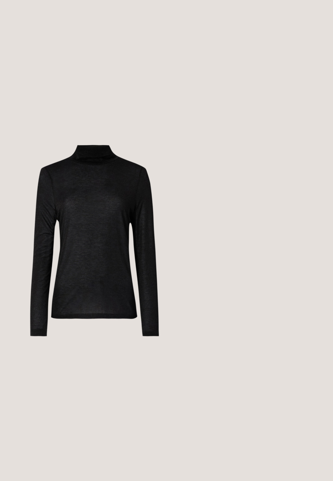 Top negro de manga larga tipo cuello alto, hecho de una tela ligera y suave. Presenta un diseño ajustado con un escote alto y sin estampados.; Top sin mangas negro de tela acanalada, con un escote con volantes y botones al frente, y un borde de encaje en el dobladillo inferior.; Pantalones negros de tiro alto y pierna recta con superposición de encaje floral y dobladillos festoneados sobre un fondo blanco.; Tacones de charol negros con puntera puntiaguda, correas ajustables en el tobillo y un tacón delgado. Textura suave con un acabado brillante.; Bolso de hombro negro de cuero con textura de cocodrilo, con correas largas y un pequeño colgante de logo plateado en una correa.; Pendientes de plata con una forma orgánica y abstracta. Superficie lisa y brillante con un diseño cónico. Presentan suaves curvas y un detalle de línea central.