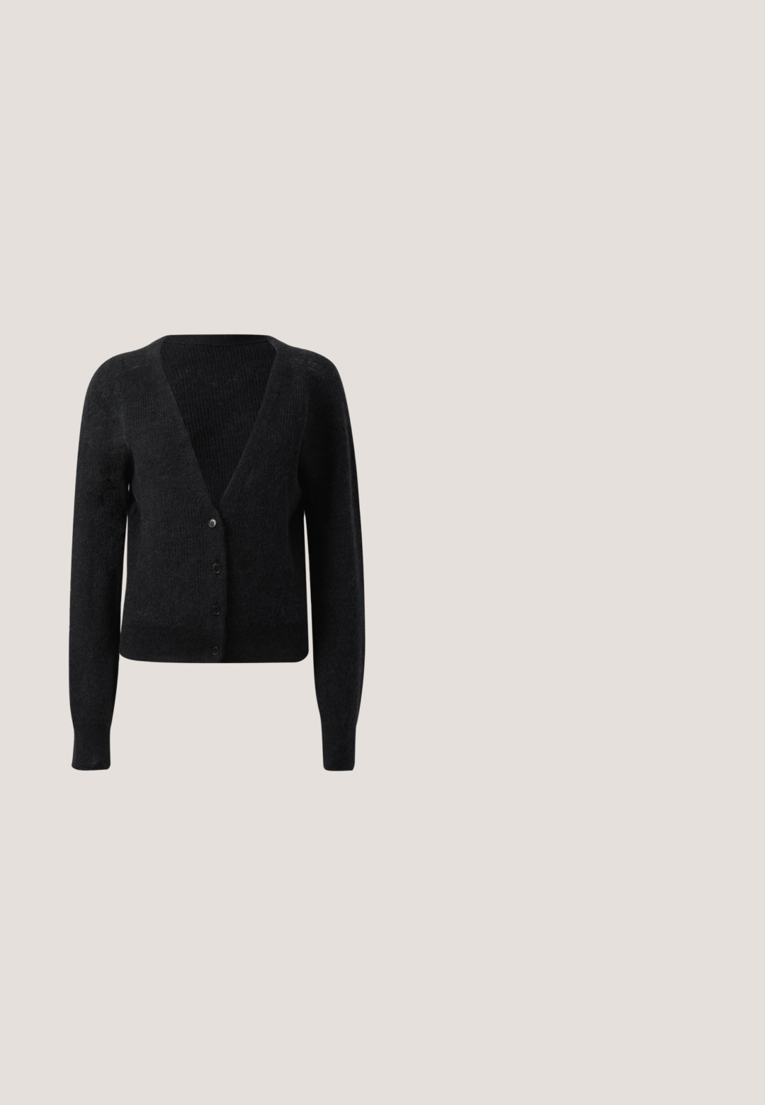 Cardigan negro hecho de tejido de punto texturizado, con un escote en V profundo, mangas largas y un cierre de botones en la parte delantera.; Camiseta negra de manga corta hecha de algodón suave, con un cuello redondo, corte relajado y una textura lisa. Sin patrones ni gráficos visibles.; Vaqueros negros de tiro alto con pierna recta, botón frontal, cremallera, trabillas para cinturón y cinco bolsillos, mostrados sobre un fondo blanco.; Zapato slingback de piel negra con puntera puntiaguda, tacón alto y ancho, y forro interior beige sobre un fondo claro y liso.; Bolso de mano de cuero negro con forma curvada, una sola correa, cierre de cremallera y marcas sutiles en la parte frontal. Textura suave, diseño minimalista.; Pendientes de aro de metal plateado con superficie lisa y ligeramente curvada y cierre de tipo mosquetón sobre un fondo blanco liso.
