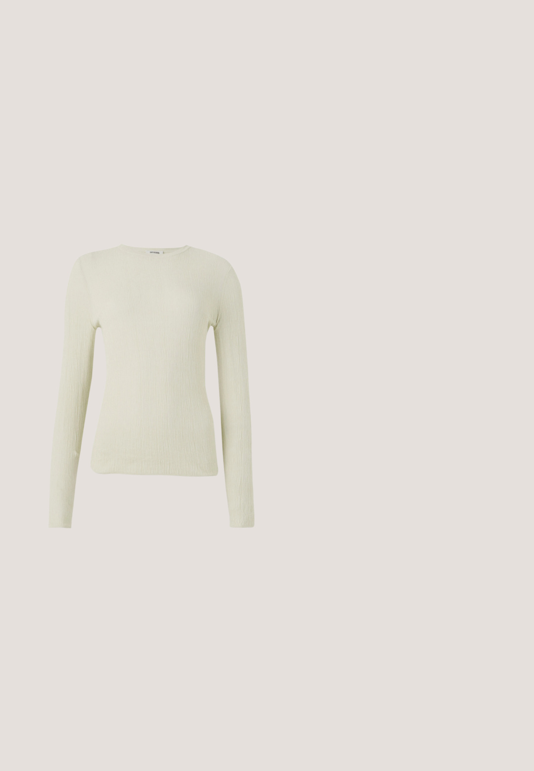 Langærmet, tætsiddende bluse i lys grøn tekstureret stof med rund hals. Glat overflade med subtil ribning, ingen synlig hardware eller accenter.; Lyseblå, brede jeans lavet af denim. Har knap- og lynlåslukning, frontlommer og subtilt slid. Rene sømme.; Sort læder ankelstøvle med spids tå, blokhæl og en rem med en metallisk logo detalje. Glat tekstur og minimalistisk design.; Rektangulære lyse ferskenfarvede solbriller med tykke stel og matchende tonede linser på en ensfarvet lys baggrund.; Cremefarvet skuldertaske i læder fra Calvin Klein med buet topkant, sølvfarvet lynlås og mørkebrun justerbar rem.; Sølv metal stud øreringe med runde klare krystaller, der har en glat poleret overflade og et cirkulært design med subtile hævede kanter.