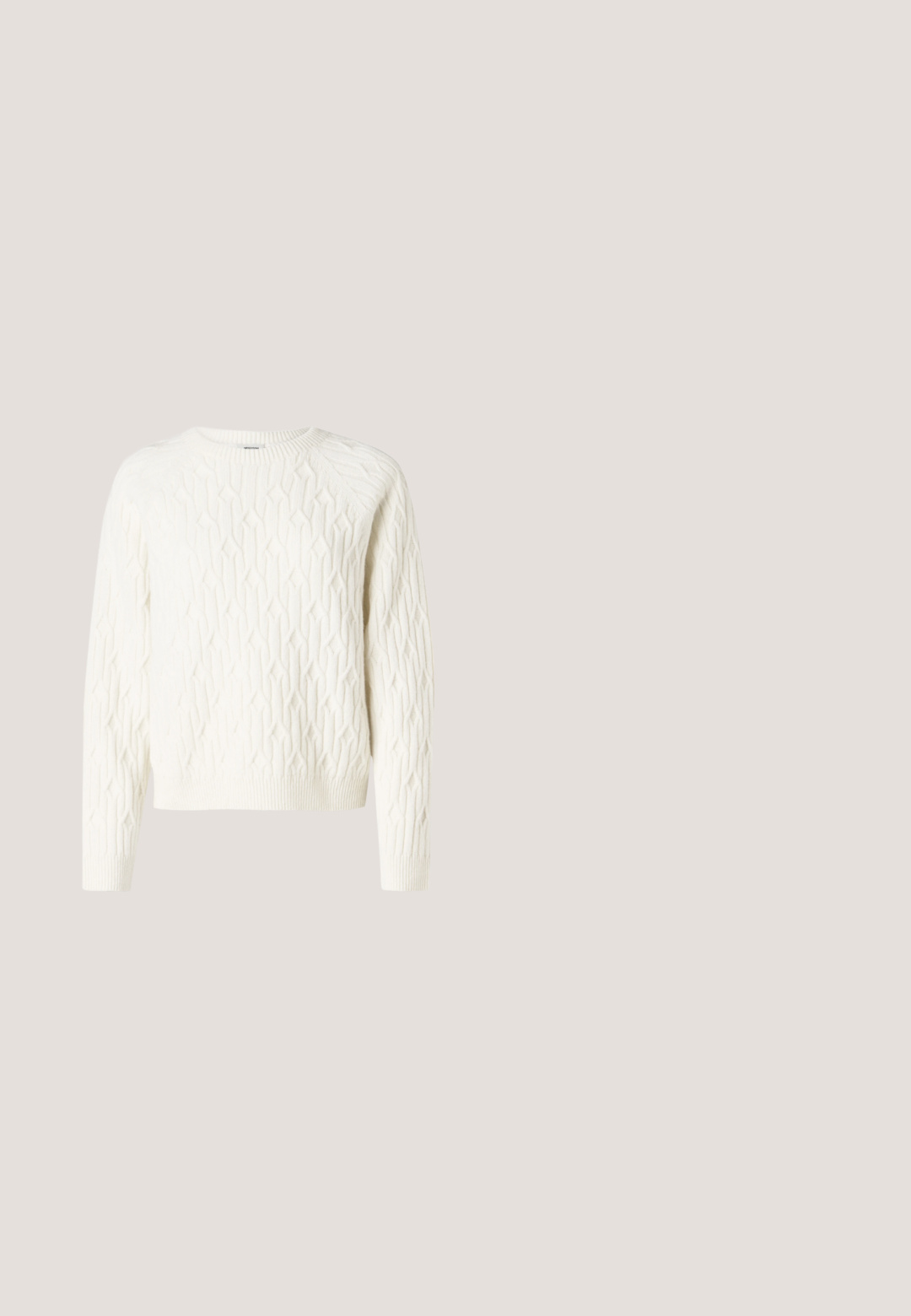 Suéter blanco de punto con un patrón de diamantes texturizado, cuello redondo y puños y dobladillo acanalados. Tejido suave con un aspecto acogedor.; Camisa blanca de manga larga con cuello abotonado, cierre frontal de botones y un bolsillo en el pecho izquierdo. Confeccionada en una tela suave y con un corte relajado.; Jeans de mezclilla azul claro con un diseño de pierna recta, cierre de botón, cinco bolsillos y sutiles texturas de desvanecimiento a lo largo de la tela.; Mocasín de cuero negro con una correa con hebilla dorada, suela gruesa, mostrado flotando sobre una alfombra beige con una mesa de madera marrón al fondo.; Pendientes de aro de oro con forma irregular y texturizada. Presentan un cierre sin costuras y un acabado pulido, destacando un diseño moderno.; Cinturón de cuero negro con una hebilla dorada brillante, que presenta una textura suave y un forro de cuero marrón; incluye tachuelas metálicas para un detalle adicional.