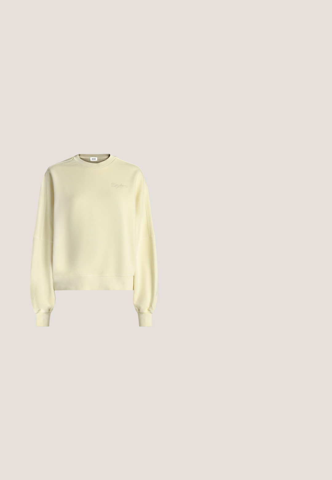 Sweat-shirt à manches longues couleur crème avec poignets et ourlet côtelés, et un logo brodé discret près de l'encolure sur un fond uni.; Robe sans manches à décolleté en V profond, avec un motif pied-de-poule vert et blanc, présentée sur un fond uni.; Pantalon jaune taille haute, jambes droites, avec plis avant et fermeture éclair invisible, présenté sur un fond blanc uni.; Chaussure plate beige pour femme avec petit talon, bout pointu et finition lisse sur un fond clair uni.; Sac à main en simili cuir jaune avec une texture lisse, une forme arrondie et une bandoulière fine ; il présente un logo métallique "A" sur le devant.; Boucles d'oreilles en forme de fleurs en or et en argent, dotées d'un cluster central de strass transparents, de surfaces lisses et d'une finition polie.