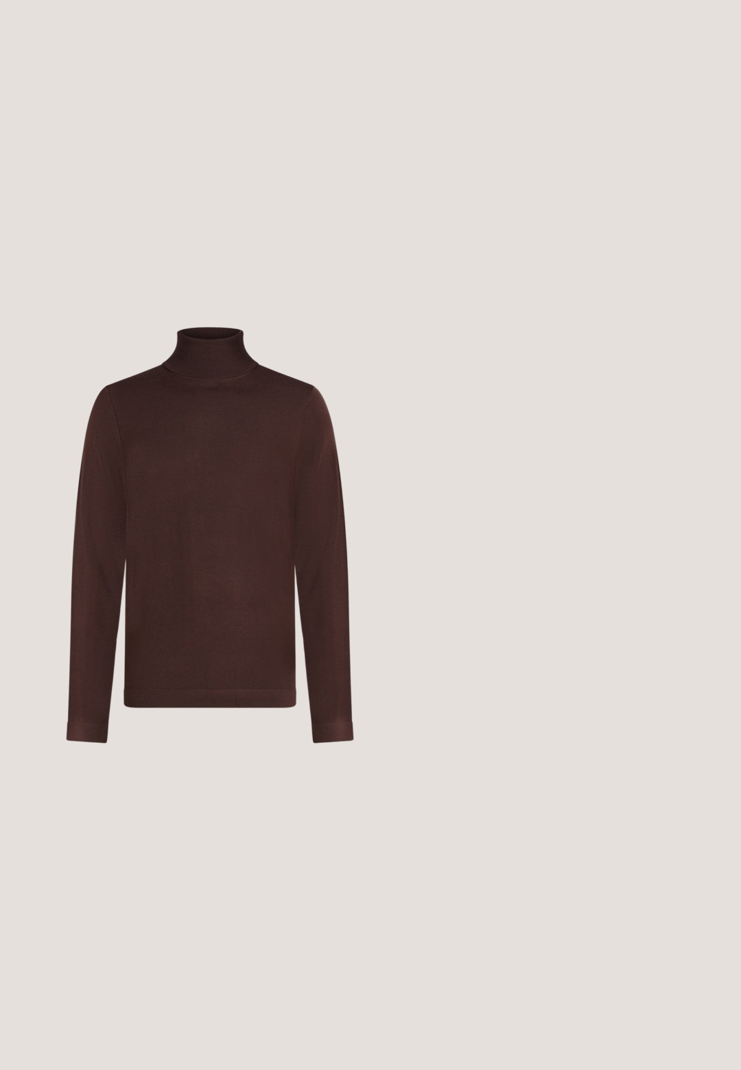 Mørkebrun langærmet rullekravesweater med ribbet krave og simpelt, glat stof mod en ensfarvet lys baggrund.; Langærmet skjorte med knapper, med sort og hvidt ternet mønster og klassisk krave på hvid baggrund.; Brune bukser med lige ben, der har en enkelt forskydning foran, en knaplukning og en glat stofoverflade.; Brune ruskinds loafers med lav profil og rund tå. Har en dekorativ rem over det øverste, flad gummisål og ingen synlig syning.; Mørkebrun lædertaske med flaplukning og justerbar stofrem på hvid baggrund.; Brunt ruskindsbælte rullet med en sølvfarvet rektangulær metalspænde på en ensartet lys baggrund.