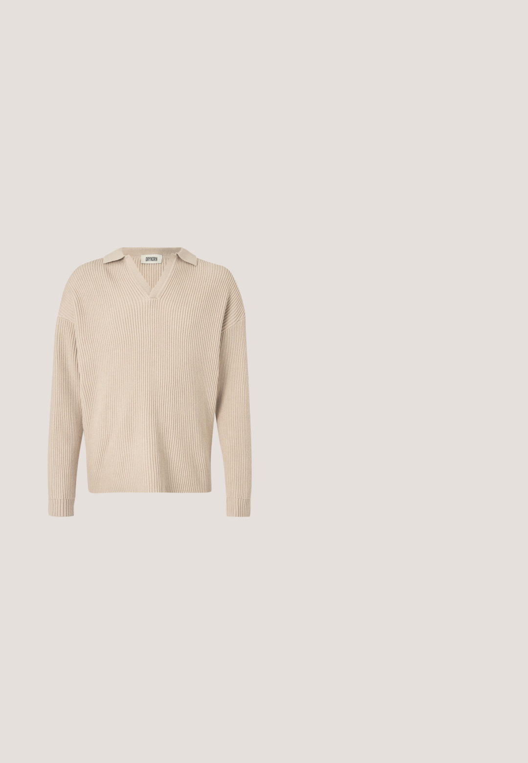 Beige ribbet strikpullover med V-hals og krave, med lange ærmer og afslappet pasform, lavet af et blødt, tekstureret stof.; Hvid langærmet skjorte med krave, vertikal stribet tekstur, to brystlommer og en afslappet pasform.; Beige knælange shorts med for-poser, bæltestropper, knaplukning og sidelommer på en ensartet lys baggrund.; Brun læderloafer med sølvspænde, placeret i luften over et beige tæppe og foran en beige sofa.; Grønt slips med mønster af vintage tennisketchere, hvide skjorter, sweatre, kasketter, tennisbolde og netmotiver.; Brun læderbælte med en sølv rektangulær spænde. Glat overflade med en let indsnævret ende og et rent, enkelt design.