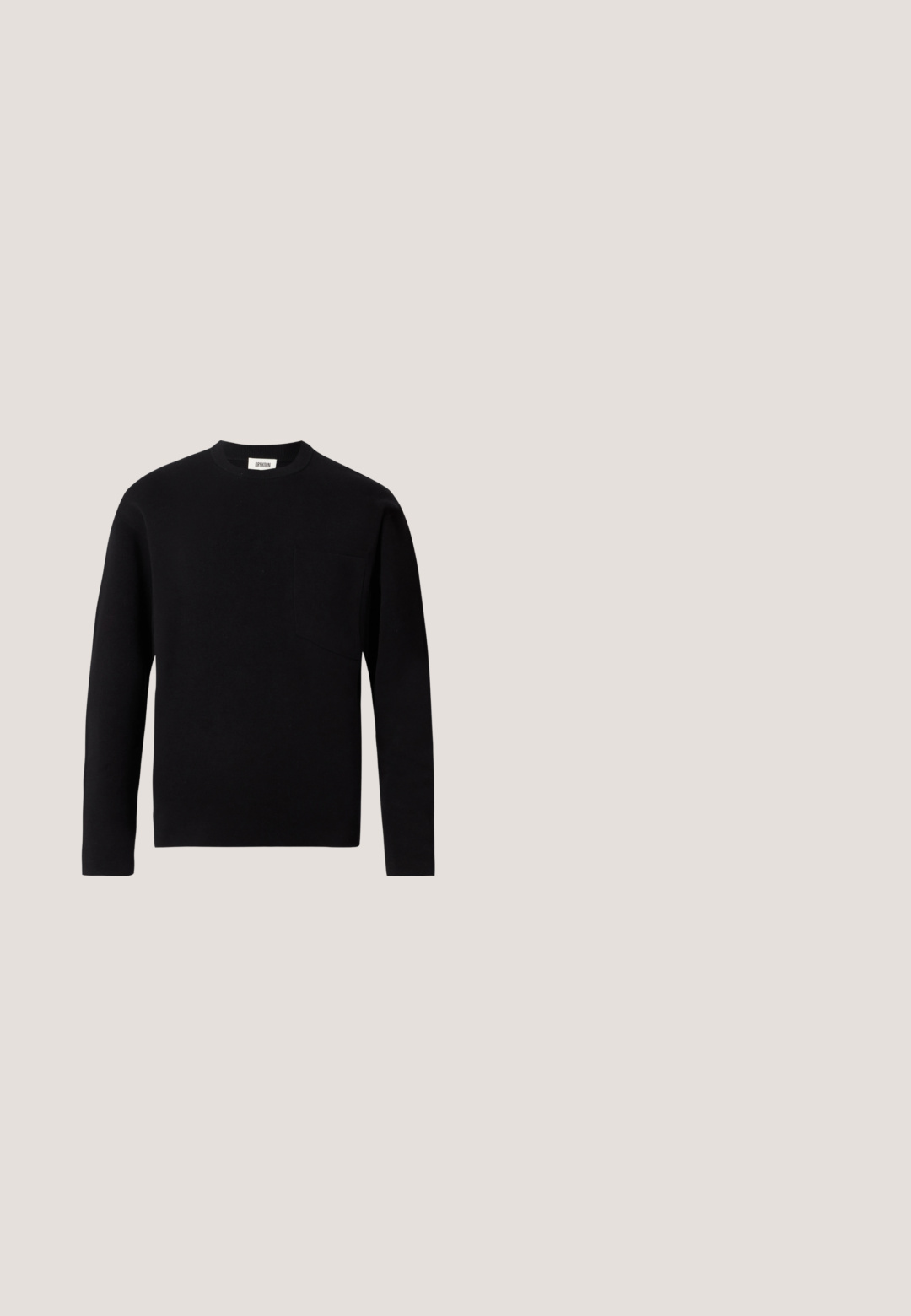 Sort langærmet crew neck sweater lavet af blødt stof. Har en venstre brystlomme og en lige kant med minimale teksturdetaljer.; Kortærmet skjorte i kulgrå farve lavet af blødt stof. Har en klassisk krave, lyserøde knapper og et diskret broderet logo på brystet.; Sorte bukser lavet af bomuld med lige ben-design, der har en frontknaplukning og sidelommer. Glat tekstur, ingen mønstre.; Sort læder herresko med snørebånd, lav hæl og præget mærkenavn på siden, vist i sideprofil på hvid baggrund.; Sort lædermappe med dobbelte håndtag og aftagelig skulderrem, minimalistisk design på ensfarvet baggrund.; Sort læderbælte rullet sammen med synligt sølv rektangulært metalspænde på en ensfarvet lys baggrund.