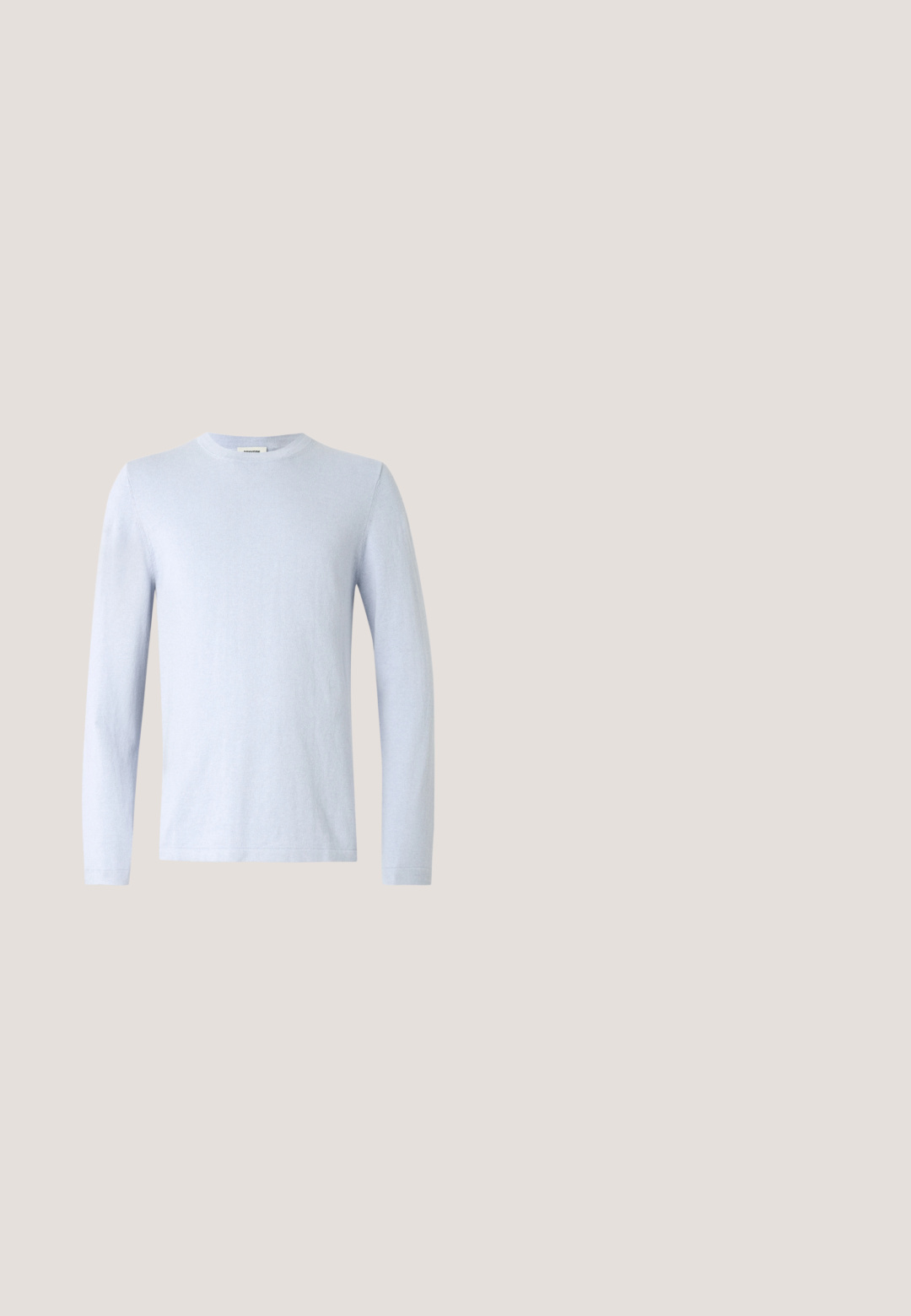T-shirt à manches longues bleu clair en tissu lisse, avec un col rond et des coutures minimales, présentant un design simple sans motifs ni accents.; Chemise marine à boutons avec un tissu texturé et à motif comprenant des accents blancs. Col à revers, manches longues avec une coupe décontractée. Boutons argentés visibles.; Pantalon ajusté pour homme de couleur bleu marine, avec fermeture à boutons, passants pour ceinture et poches latérales avant, présenté sur un fond uni.; Mocassins en daim bleu marine avec des détails cousus, une semelle en caoutchouc plate et un intérieur en cuir. Design minimaliste avec un logo discret sur le côté.; Sac en cuir texturé gris avec des poignées doubles, une bandoulière amovible et des accessoires en métal. Comprend une fermeture éclair et un détail de logo embossé.; Ceinture en cuir noir avec une boucle en métal argenté posée à plat sur une surface blanche, montrant le nom de la marque gravé sur la boucle.