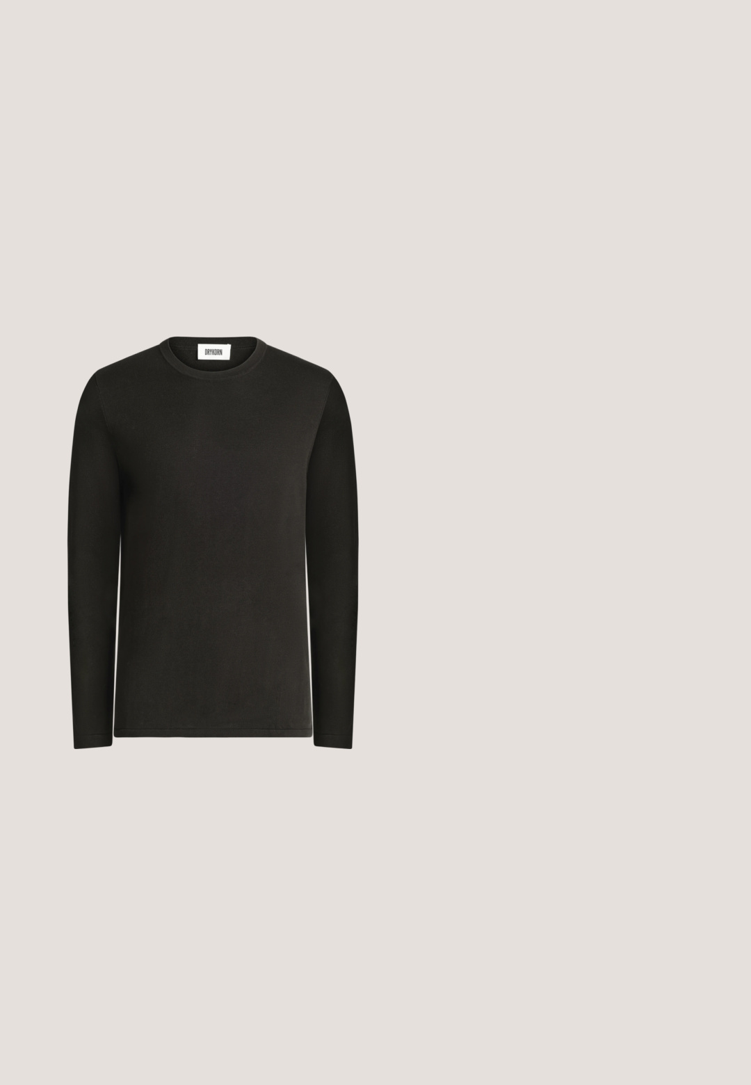 Chemise noire à manches longues avec col rond et une petite étiquette blanche portant la mention Drykorn à l'intérieur du col, présentée sur un fond clair.; Veste jaune moutarde à manches longues avec col, quatre boutons devant et trois poches avant sur fond uni.; Pantalon beige plissé avec passants de ceinture, poches avant et ourlets retroussés, présenté à plat sur fond blanc.; Mocassins en cuir noir avec une finition texturée, dotés d'une bride décorative à l'avant et d'un bout arrondi. Semelle en caoutchouc pour plus de durabilité.; Sac bandoulière en cuir noir texturé avec poche avant zippée et bandoulière large en tissu réglable sur fond blanc.; Ceinture en cuir noir enroulée avec une boucle noire mate rectangulaire et un logo embossé discret sur fond blanc.