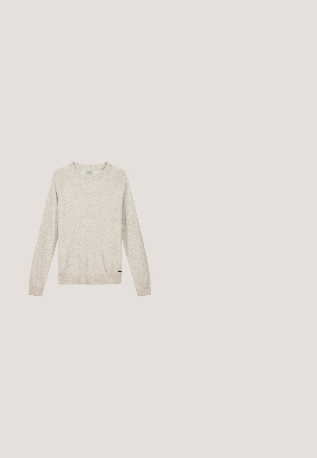 Lys grå strikket sweater med lange raglanærmer, rund halsudskæring og ribbede manchetter og kant. Har et lille mærke på siden.; Kortærmet blå ruskindsskjorte med sorte knapper og en enkelt brystlomme, lagt fladt på en hvid baggrund.; Beige bukser med vide ben, glat tekstur, talje i midten, bæltestropper og to forlommer. Rene syningsdetaljer uden mønstre.; Hvid lædersneaker med brun sål og navy detalje på hælen, mærket "Bogner," vist svævende over et reflekterende gråt gulv.; Skildpaddedesolbriller med brune linser, bred rektangulær form, sorte detaljer på stængerne, med et logo på siden.; Brun læder toilettaske med en tekstureret overflade, lynlås lukning og et sidehåndtag. Firkantet form, glatte kanter, minimal branding.
