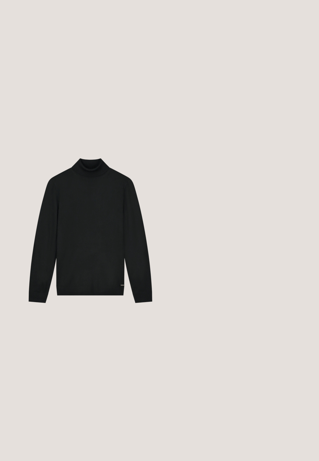 Pull à col roulé noir en matériau doux, avec des manches longues et un col ajusté. Design minimaliste sans motifs visibles.; Chemise marine boutonnée en tissu doux, dotée d'un col classique, de manches longues, d'une poche poitrine simple et de subtils accents texturés.; Pier One by Zalando PUNTO TAILORED PANTS - Chino - black; Bottine Chelsea en cuir noir avec panneaux élastiques sur les côtés, petit talon et tirette sur fond blanc, vue de côté.; Lunettes de soleil noires rectangulaires avec des montures épaisses et des verres teintés sombres reposant sur une surface blanche.; Trousse de toilette rectangulaire en cuir noir avec poignée sur un côté et fermeture éclair, présentée sur fond blanc.