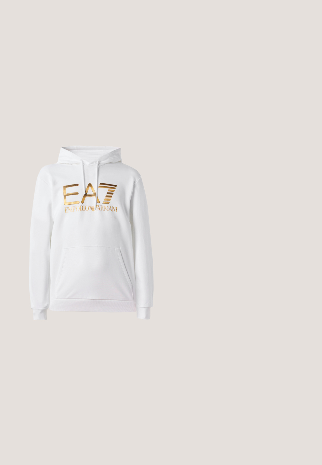 Hvid hoodie med en forlommes, der har et guldmetallic logo med teksten "EA7 EMPORIO ARMANI." Blødt stof og ribbede manchetter.; Grøn EA7 Emporio Armani T-shirt med korte ærmer, beige mærkestribe på skuldre og ærmer, logo på venstre bryst.; Mørkeblå sweatpants med elastisk talje og manchetter. Har et lille hvidt logo på venstre ben. Fremstillet af et blødt, strækbart materiale.; Hvide sneakers med marineblå accenter, der har en glat overflade, rund tå og forhøjet sål, detaljeret med et logo på siden.; Blå rektangulære solbriller med mørketonede glas og en diskret logo på stangen, vist på en hvid baggrund.; Sort vævet stofbælte med rektangulært sølvfarvet metalspænde og sort læderende, krøllet sammen på hvid baggrund.