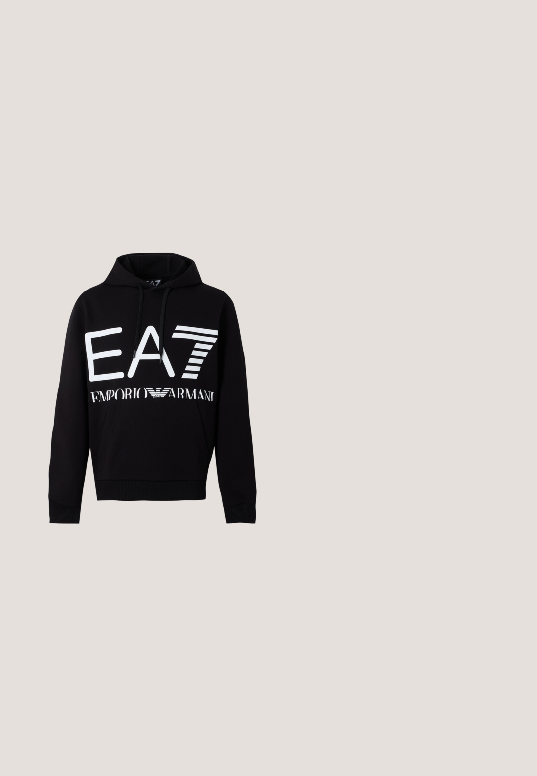 Must kapuutsiga dressipluus, millel on ees valge EA7 logo ja Emporio Armani tekst, esitasku ja kapuutsil pael.; Hele roosa polo-särk, valmistatud puuvillast, klassikalise krae, kahe nupuga plastroni ja väikese kollase tikitud logoga rinnal.; Sinised teksased, millel on sirge lõige, viie tasku disain, diskreetne õmblemine ja nupuga sulgemine vööl.; Valge nahast toss, millel on must kand, lame paelad, struktureeritud vaheosa ja bränding välisküljel. Kujundatud igapäevaseks kandmiseks.; Must musta õlakott, mis on valmistatud tekstuuritud materjalist. Omab tõmbluku sulgemist, esimest tõmblukuga taskut ja metallist logo aktsenti. Kaasas on reguleeritav rihm.; Hõbedane kettkaelakee, millel on ümmargune kompassi ripats tähtkujuga, sile tekstuur ja kindel kinniti.
