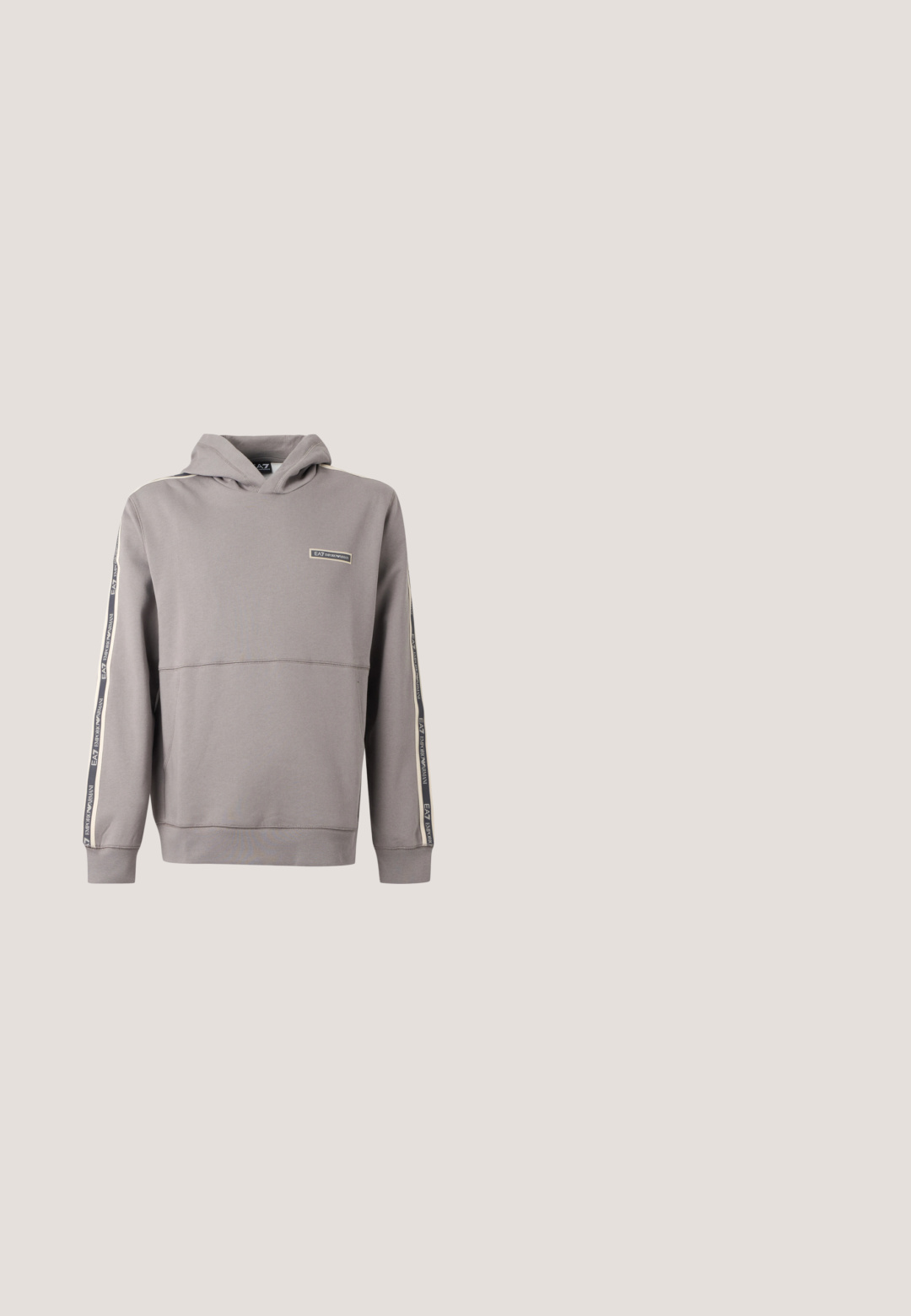 Sweat à capuche gris avec poche frontale et bande EA7 Emporio Armani marquée sur les manches et la poitrine.; Polo shirt blanc en coton avec des manches courtes, un col, cinq boutons noirs et le logo brodé "Armani Exchange" sur la poitrine.; Pantalons de jogging noirs en tissu doux, présentant une coupe fuselée et deux poches cargo latérales avec un logo discret sur une poche.; Baskets en cuir noir avec une finition lisse, bout arrondi, fermeture à lacets, col rembourré et accents latéraux texturés. Détail du logo subtil visible.; Lunettes de soleil rectangulaires noires avec des verres foncés et un petit logo sur les branches, présentées sur un fond clair.; Sac polochon matelassé vert olive avec poignées noires, coins en cuir et bandoulière amovible sur fond blanc.