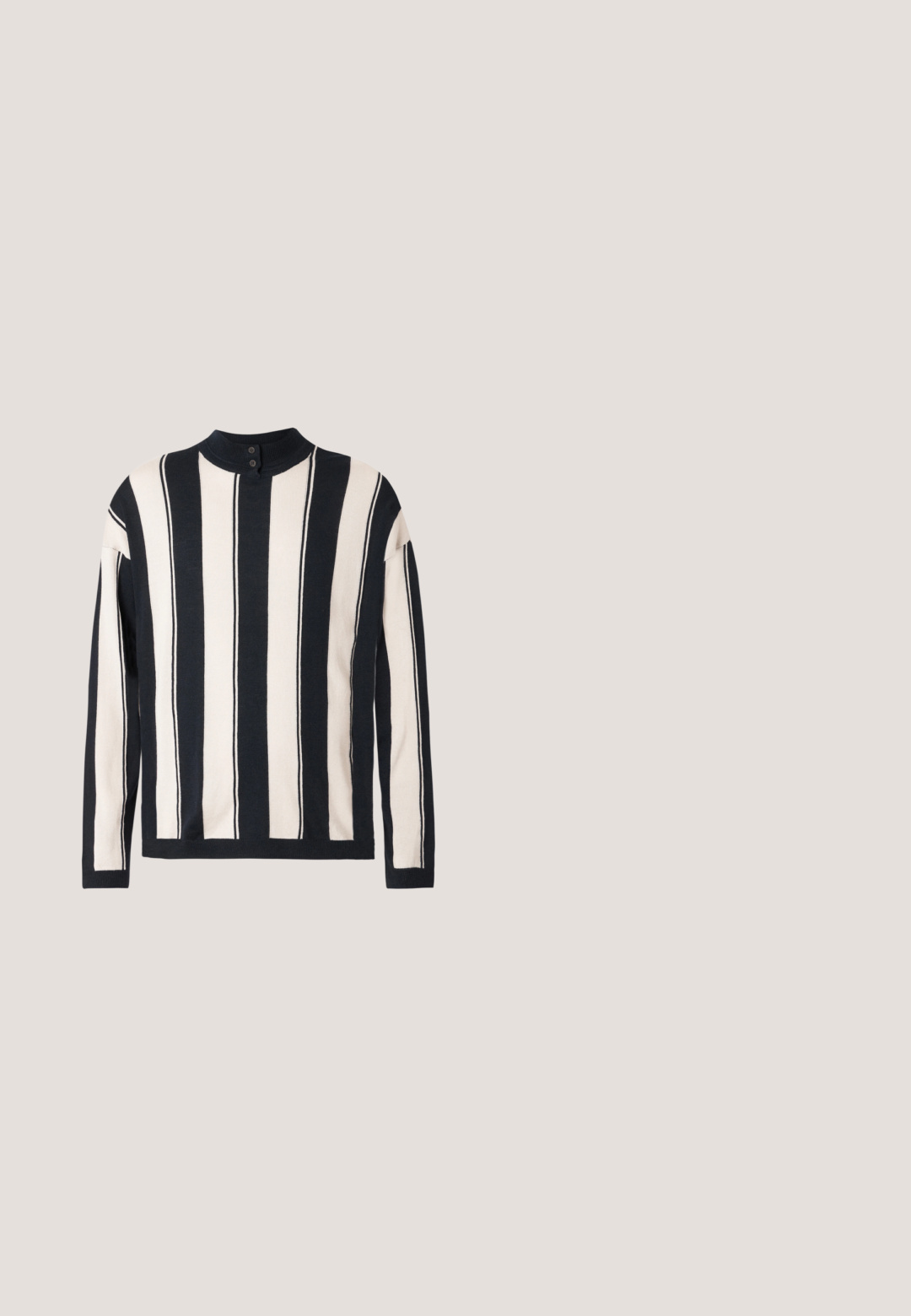Stribet sweater i marineblå og creme med lodrette striber, rund halsudskæring og lukning med to knapper ved kraven. Blød strikket tekstur.; Lysblå langærmet skjorte med nedknappet krave, forlommer og broderet logo. Fremstillet af struktureret bomuldsstof.; Brune skræddersyede bukser med lige ben, bæltestropper, forlommer, knaplukning foran og lynlås.; Brune læder loafers med en glat finish, rund tå, dekorativ rem og sort gummisål. Har minimal syning detaljer.; Brun rektangulær skuldertaske med lynlåslomme foran, justerbar rem med præget brandnavn og metallogo på toppen midtfor.; Mørkebrun læderbælte med sølvfarvet rektangulær spænde, pænt snoet på en ensfarvet hvid baggrund.