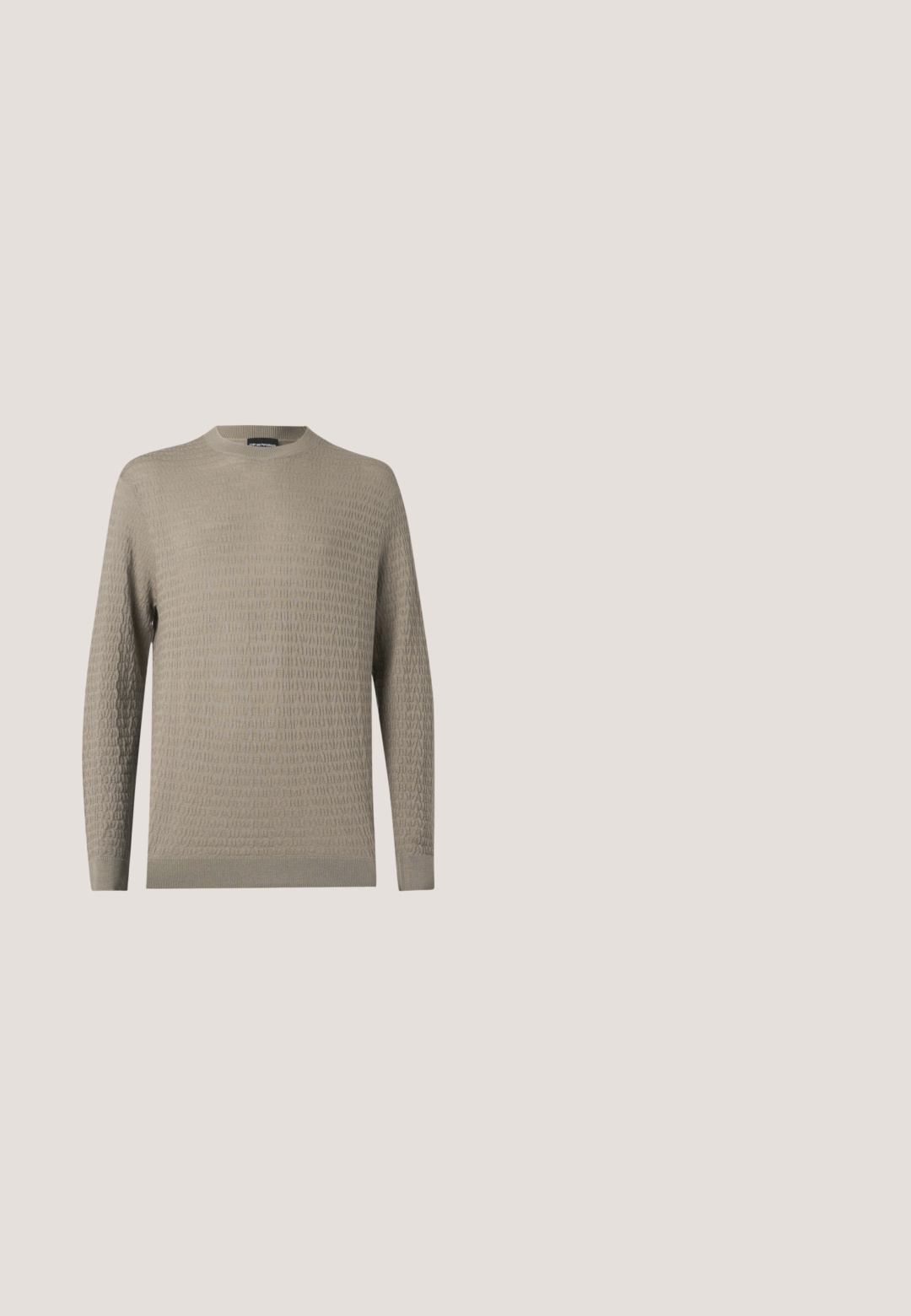 Lysebeige sweater med et struktureret mønster, rund halsudskæring, lange ærmer og ribstrikkede manchetter og kant. Fremstillet af et blødt materiale.; Brun fløjlsskjorte med kravehuk og to brystlommer samt sorte knapper; har lodret ribbet tekstur og lange ærmer.; Lysblå denim jeans med slidte huller på begge knæ og et lille hul på den øverste venstre lår, klassisk fem-lomme stil.; Brune ruskinds ankelstøvler med elastiske sidepaneler, rund tå og løkke i hælen. Flad sort gummisål.; Brun læder toilettaske med en tekstureret overflade, lynlås lukning og et sidehåndtag. Firkantet form, glatte kanter, minimal branding.; Brunt læderbælte med sølvfarvet rektangulært spænde, snoet på en lysegrå baggrund, der viser detaljeret syning langs kanterne.