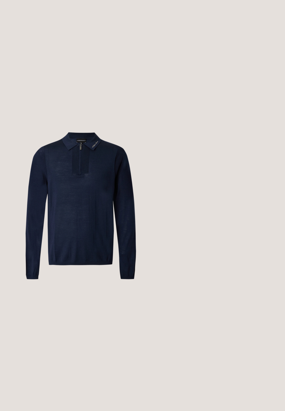 Marineblauw poloshirt met lange mouwen, rits aan de voorkant en een klein geborduurd logo op de kraag.; Navyblauwe overhemdenjack gemaakt van zachte stof, met twee borstzakken, een knoopsluiting aan de voorkant en lange mouwen met knoopmanchetten.; Marineblauwe dresspantalon van gladde stof, met een recht model, een knoopsluiting en een voornaad detail.; Zwarte leren mocassin loafer met een gestructureerd oppervlak, veterdetail bovenop en een rubberen noppenzool voor grip, vanaf de zijkant getoond.; Zwarte gestructureerde leren aktetas met bovenhandvatten en afneembare schouderriem, met klein logo aan de voorkant op een neutrale grijze achtergrond.; Zwarte leren riem opgerold met een zilverkleurige, rechthoekige metalen gesp, voorzien van kleine "NN.07" tekst aan de onderrand van de gesp.