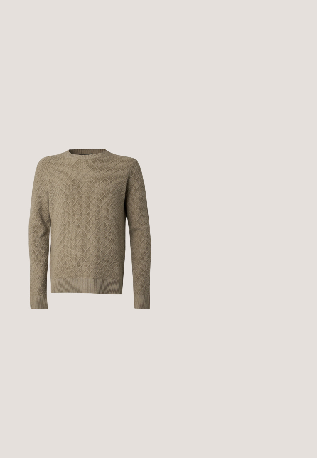 Pull tricoté marron clair avec motif en losange, manches longues, poignets et ourlet côtelés, et col rond sur fond uni.; Chemise gris foncé à manches longues avec boutons, deux grandes poches à rabat sur la poitrine et un col classique.; Pantalon noir fuselé en tissu léger, avec fermeture à bouton, taille élastique et plis discrets à l'avant.; Mocassin en cuir noir avec une finition brillante, bout arrondi, détails de couture subtils et semelle en caoutchouc épaisse pour la durabilité.; Serviette en cuir noir avec surface texturée, doubles poignées supérieures, bandoulière amovible et logo discret. Design rectangulaire élégant.; Ceinture en cuir marron avec une boucle rectangulaire argentée, présentant une texture lisse et une extrémité légèrement effilée.