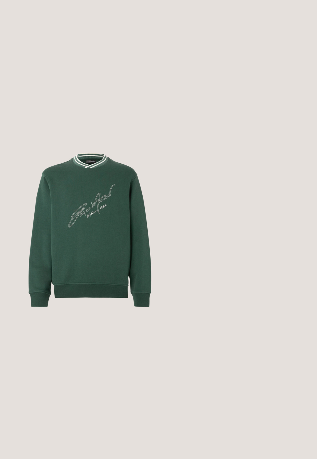 Grøn sweatshirt med ribbet hvid og grøn krave. Har et signatur-inspireret broderet motiv på forsiden. Blød tekstur, afslappet pasform.; Hvid kortærmet t-shirt med rund hals og lille rød "MICHAEL KORS" tekst centreret på brystet.; Beige bomuldsshorts med elastisk taljebånd, snøre og mørkegrønne sideaccents. Har en lille logo foran nederst.; Beige sneaker med lavt skaft og gentaget "MK" logo mønster, snørelukning foran, polstret krave og hvid gummisål.; Sorte Michael Kors pilot-solbriller med gradient mørke linser og tynd gylden kant langs stel og stænger på hvid baggrund.; Lille tan farvet læder crossbody taske med justerbar rem, front lynlåslomme og gentagende sort MCM-logo mønster.