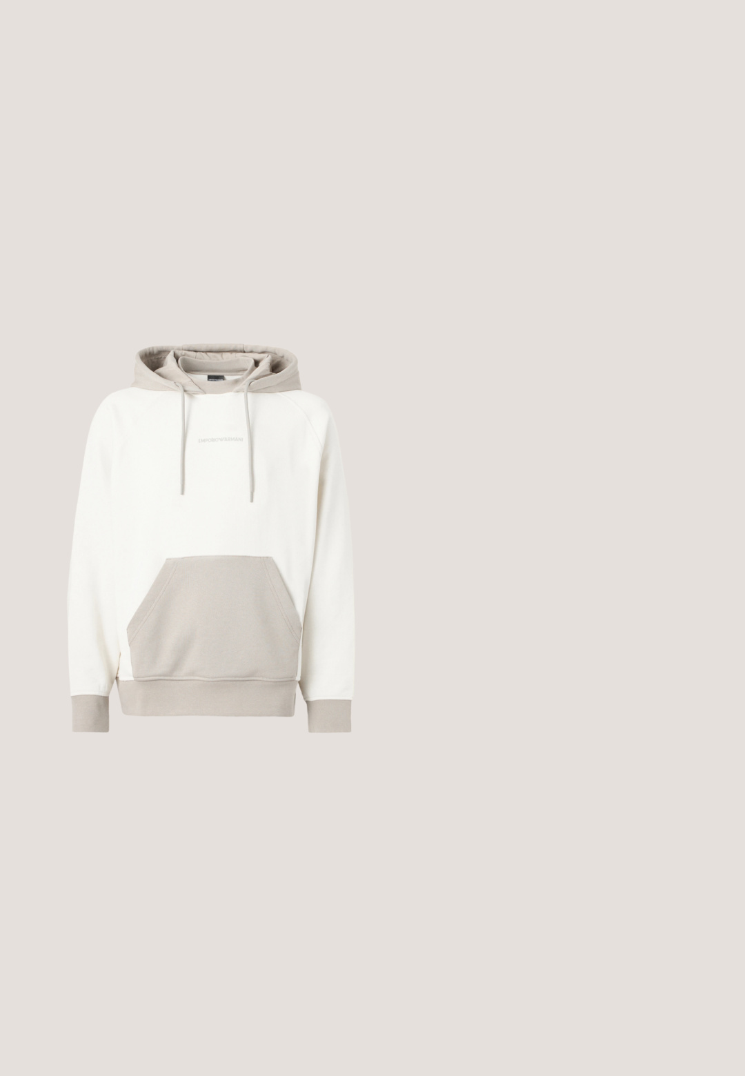 Sweat à capuche Emporio Armani blanc et beige avec poche avant kangourou et capuche à cordon, présenté sur un fond uni.; Chemise à manches courtes de couleur rouille avec de grandes poches à rabat des deux côtés, un col pointu et une patte de boutonnage cachée à l'avant.; Shorts cargo beiges mi-genoux avec grandes poches à rabat des deux côtés et une ceinture noire ajustable à la taille.; Baskets couleur crème avec une tige en cuir lisse, bout arrondi, laçage à l'avant et semelle en caoutchouc texturée. Design minimaliste, sans logo.; Lunettes de soleil rectangulaires vertes avec finition mate, verres verts et branches latérales à nom de marque gravé. Design géométrique moderne.; Sac bandoulière rectangulaire vert olive avec motif géométrique embossé et logo Karl Lagerfeld argenté sur le devant, fermeture éclair sur le dessus.