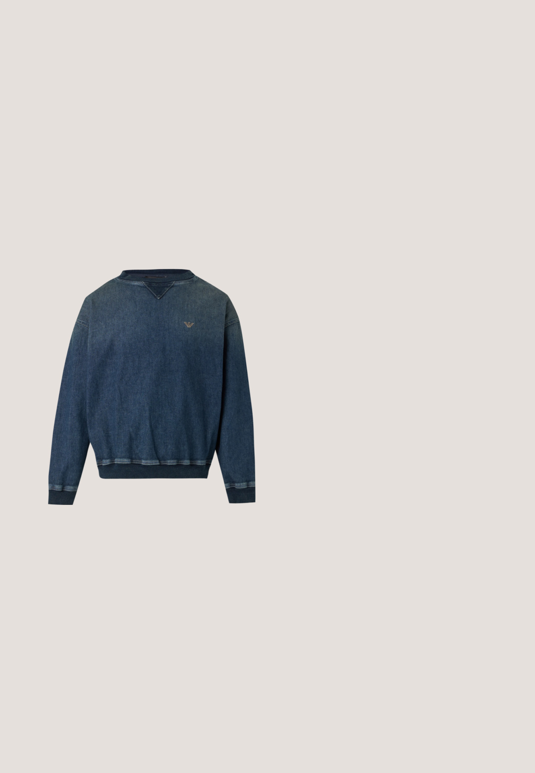 Sweat-shirt en denim bleu foncé à manches longues avec poignets, ourlet et col en côte, et petit logo brodé sur la poitrine gauche.; Chemise en jean bleu clair à manches longues, poche poitrine avant, fermeture à boutons et col classique.; Jean en denim bleu clair avec une jambe droite. Présente des décolorations à l'avant, cinq poches, une fermeture à boutons et des coutures contrastantes.; Baskets couleur crème avec une tige en cuir lisse, bout arrondi, laçage à l'avant et semelle en caoutchouc texturée. Design minimaliste, sans logo.; Sac bandoulière rectangulaire bleu foncé avec sangle réglable, fermeture éclair et motif subtil du logo sur le panneau avant.; Ceinture en cuir marron avec une boucle rectangulaire argentée, présentant une texture lisse et une extrémité légèrement effilée.
