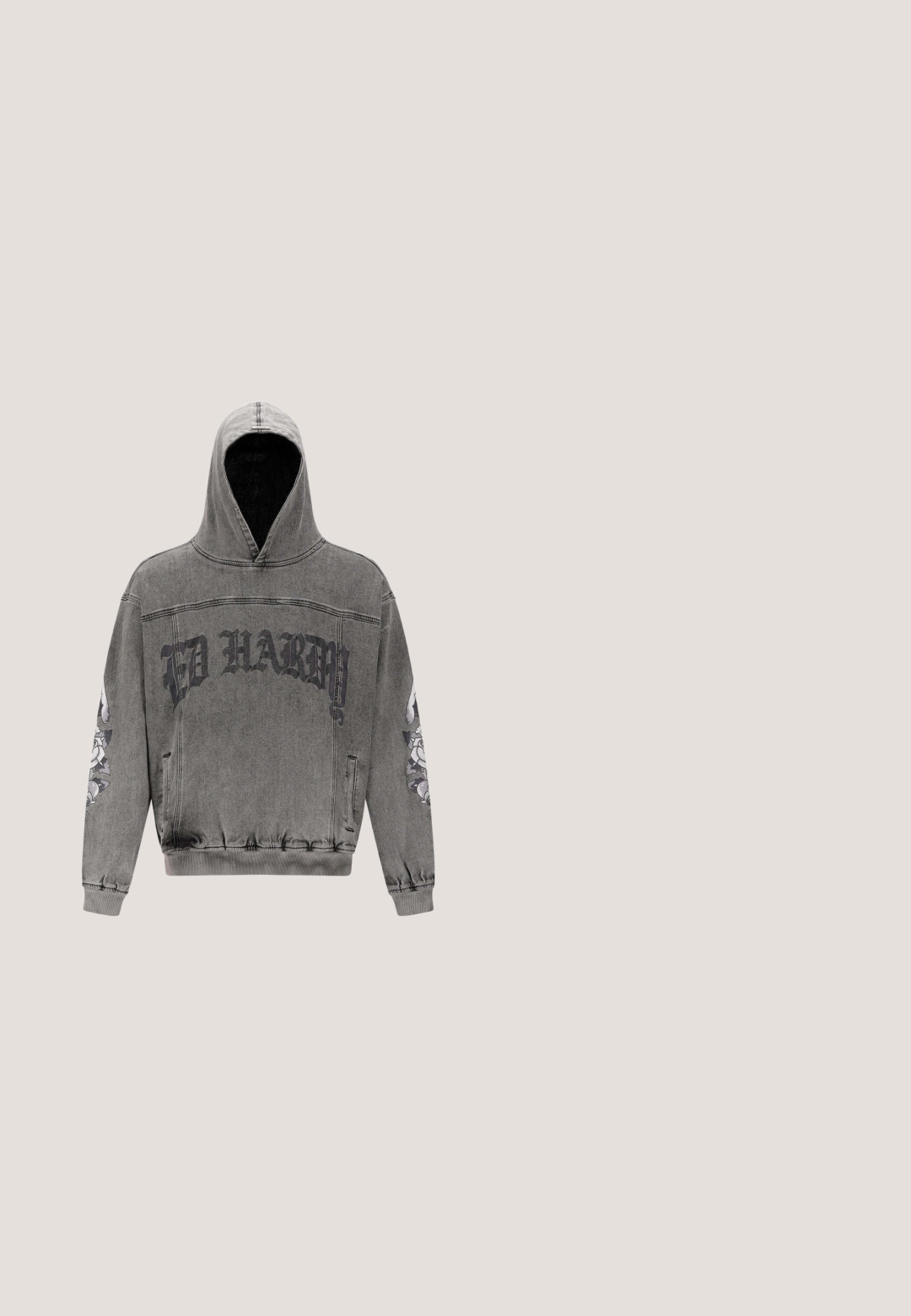 Hoodie gris délavé avec le texte "ED HARDY" sur la poitrine et des designs de tatouages floraux sur les deux manches.; Veste en denim sans manches noire avec deux poches poitrine, fermeture boutonnée et impression graphique représentant le design et les logos « The Number of the Beast ». ; Shorts en denim noir avec une coupe décontractée, un design à cinq poches et une fermeture à bouton. Le tissu a une texture lisse avec un léger dégradé.; Bottines de combat en cuir noir à lacets avec une tige haute, un bout rond, un col rembourré et une semelle en caoutchouc texturé pour une adhérence améliorée.; Lunettes de soleil aviateur à monture métallique noire avec verres teintés foncés et plaquettes de nez réglables sur fond blanc.; Sac cabas noir avec un grand motif de crâne gris et des silhouettes de personnes au-dessus du texte "The Goonies."