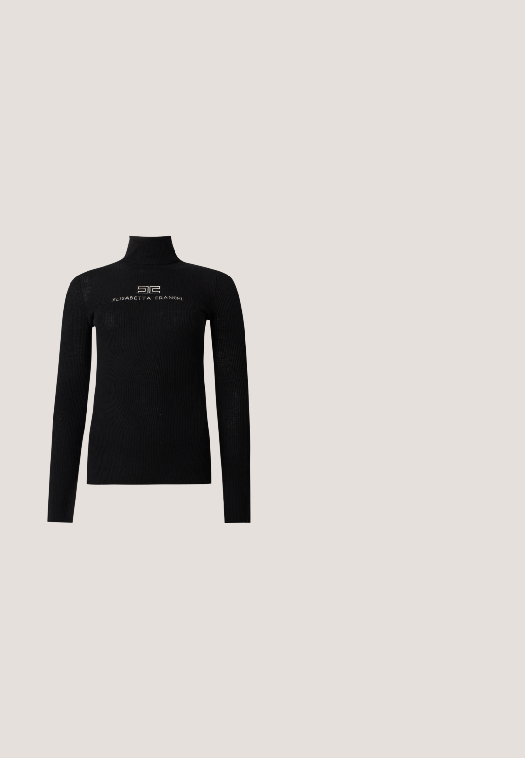 Crni rebrasti pulover s dugim rukavima i rolkom, s izvezenim logotipom i grbom "Elisabetta Franchi" na prsima.; Dvostruki crni sako haljina izrađena od glatkog materijala, s pozlaćenim reverima, dva džepa s preklopom i šest dugmadi sprijeda.; Crna ženska cipela s visokom petom i šiljastim vrhom, detalj s logotipom u zlatnoj boji, postavljena uspravno na reflektirajućoj površini pored metalnog organizatora za dokumente.; Crne pravokutne sunčane naočale s tamnim staklima i suptilnim logotipom na kraku, prikazane na jednobojnoj svijetloj pozadini.; Crna pravokutna kožna torba na rame s podesivim naramenicom, gornjim zatvaračem i malim zlatnim Calvin Klein logom sprijeda.; Par malih, sjajnih srebrnih naušnica u obliku obruča s okruglom bazom, prikazanih na jednobojnoj svijetloj pozadini.