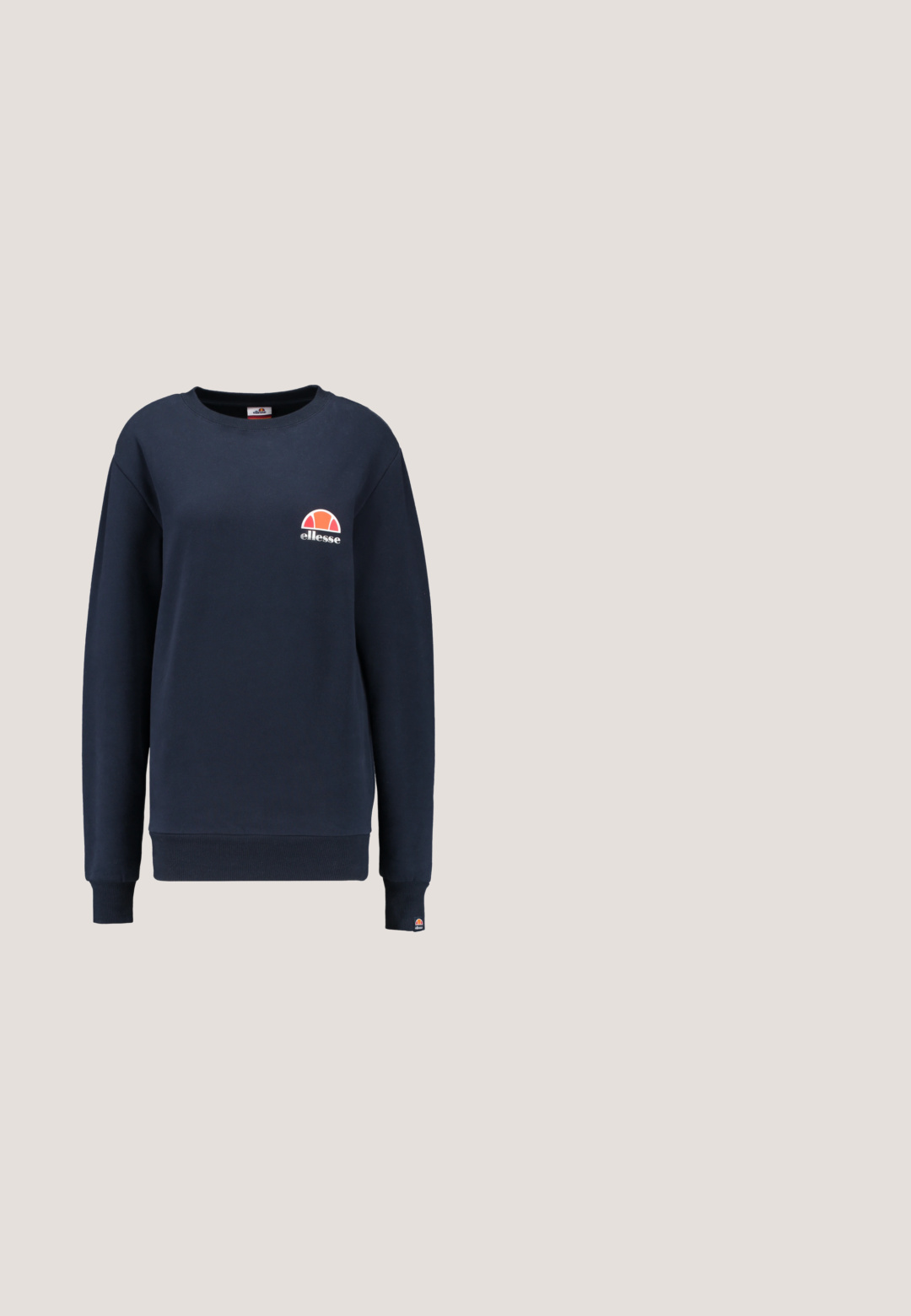 Ellesse HAVERFORD - Sweater - navy; Lichtroze katoenen T-shirt met een groot wit "ellesse" logo, ronde halslijn, korte mouwen en een klein logo-oppatch op de mouw.; Ellesse CONJUN JOG PANT - Trainingsbroek - grey marl; Witte Puma platform sneaker met zwarte streep en gouden logo, zwevend boven een betonnen bankje in een buitenomgeving.; Een paar rechthoekige zonnebrillen met lichtblauwe doorzichtige monturen en donkergrijze glazen, met rechte pootjes en minimale hardwaredetails.; Zilveren hoepel oorbellen met een minimalistisch ontwerp. Cirkelvormig, gladde textuur en dun profiel. Lichtgewicht met een gepolijste afwerking.